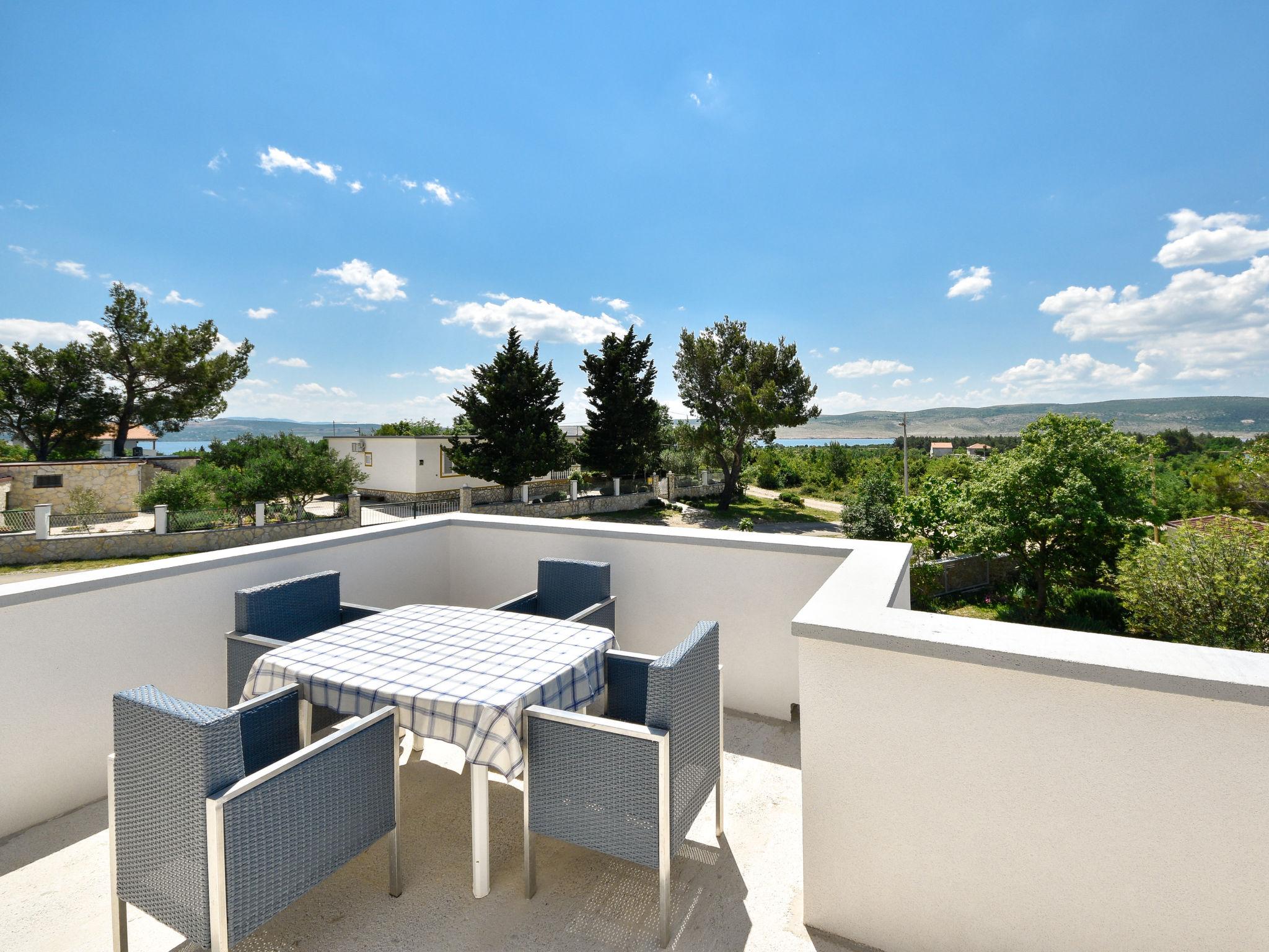 Foto 12 - Apartamento de 2 quartos em Starigrad com terraço e vistas do mar