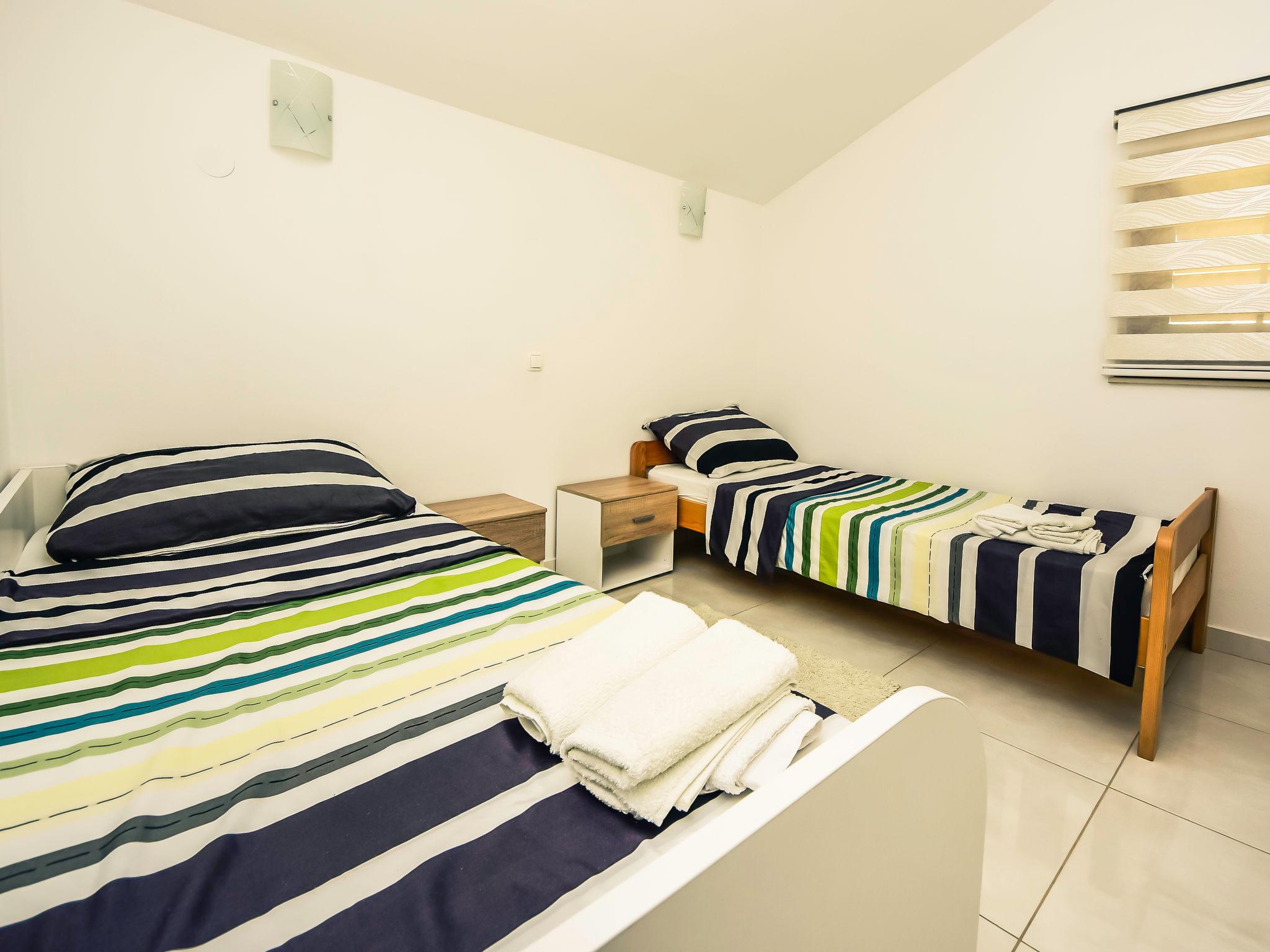 Foto 9 - Apartamento de 2 quartos em Starigrad com terraço