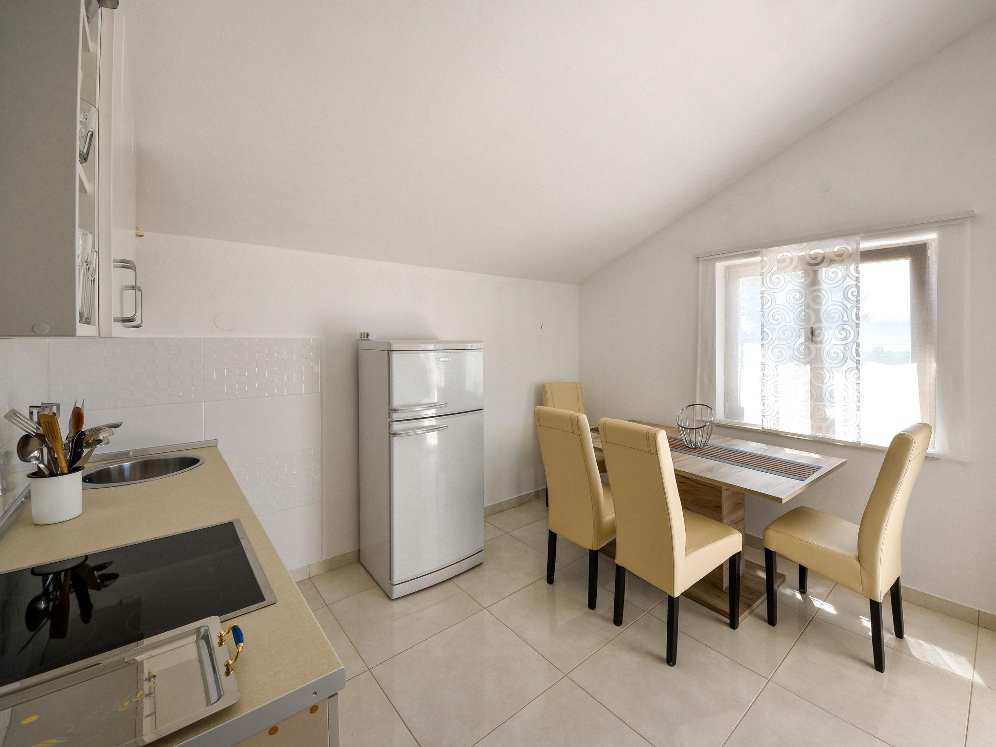 Foto 11 - Appartamento con 2 camere da letto a Starigrad con terrazza e vista mare