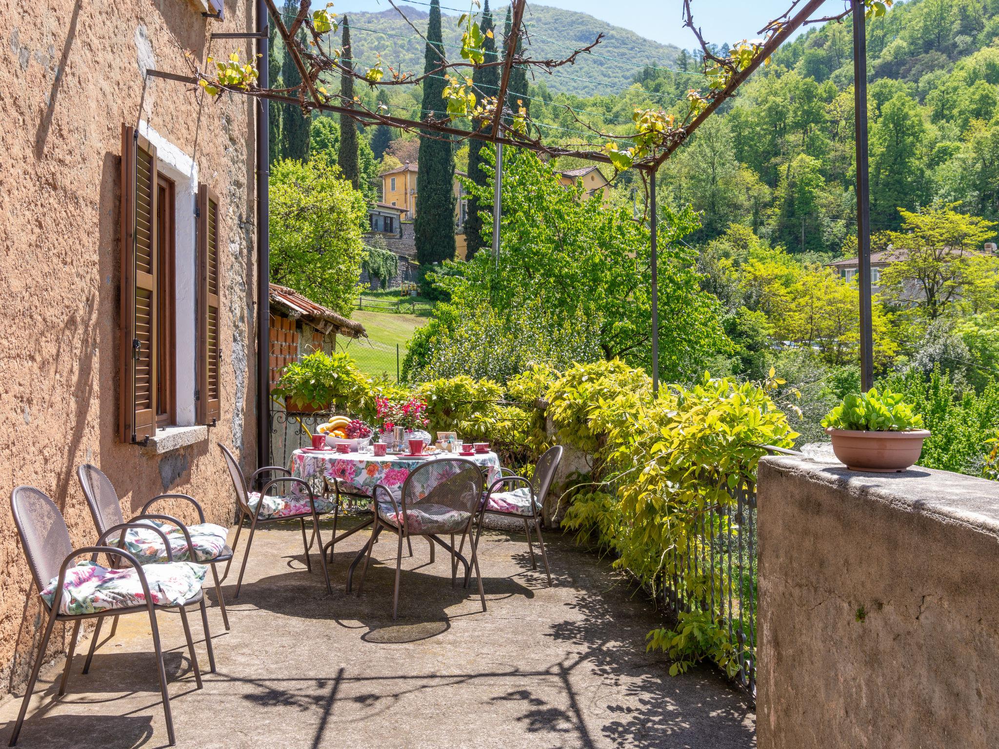 Photo 5 - Maison de 2 chambres à Perledo avec piscine privée et jardin