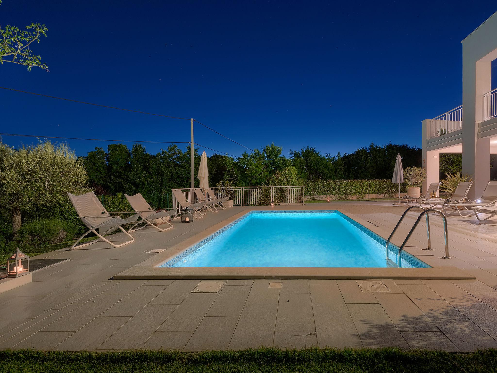 Photo 31 - Maison de 4 chambres à Raša avec piscine privée et jardin