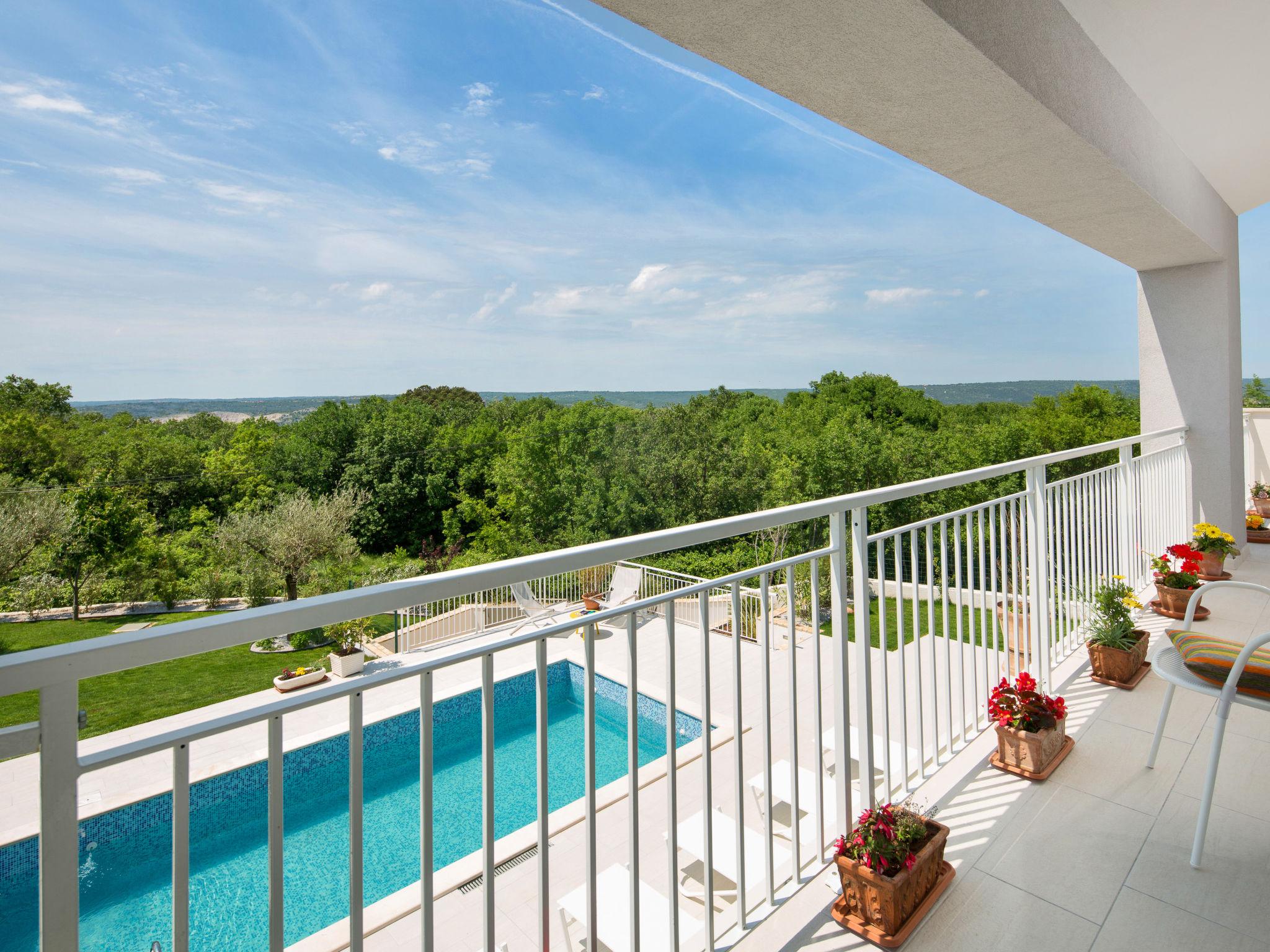 Photo 8 - Maison de 4 chambres à Raša avec piscine privée et vues à la mer