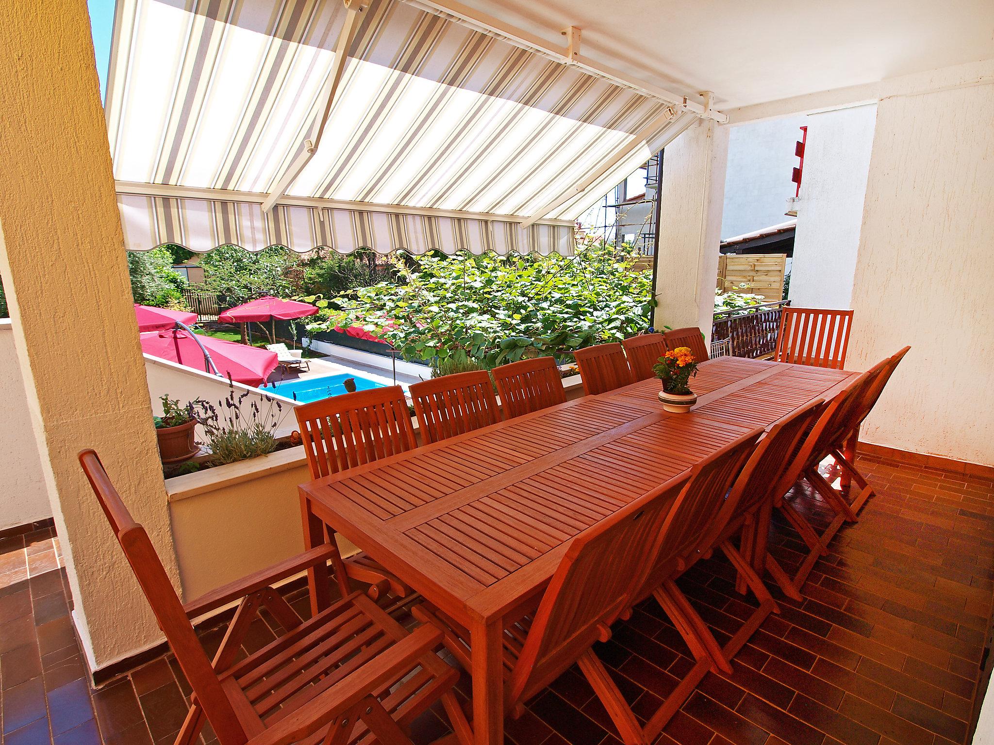 Foto 2 - Casa de 4 quartos em Pula com piscina privada e vistas do mar