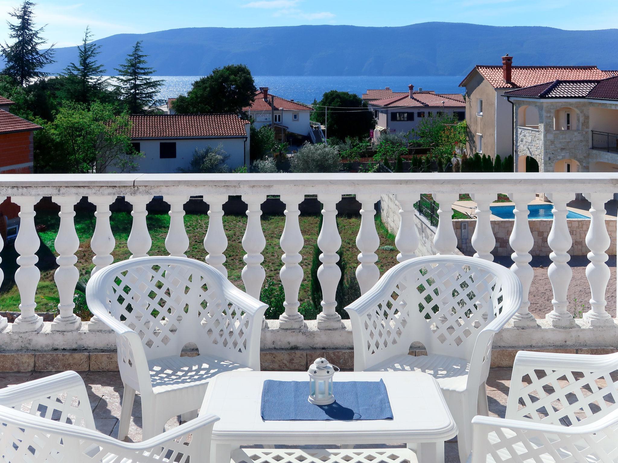 Foto 4 - Apartamento de 2 quartos em Krk com piscina e vistas do mar