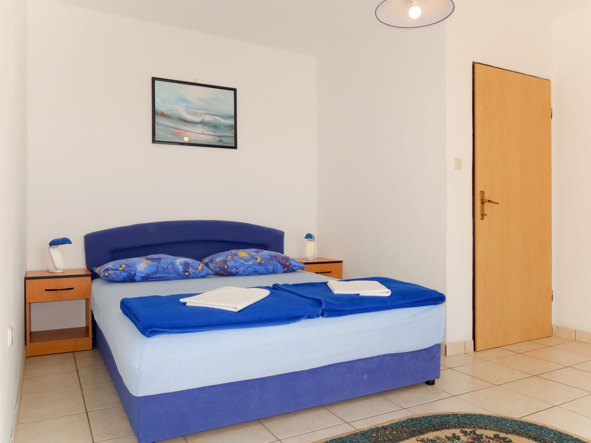 Foto 12 - Apartamento de 2 quartos em Krk com piscina e vistas do mar