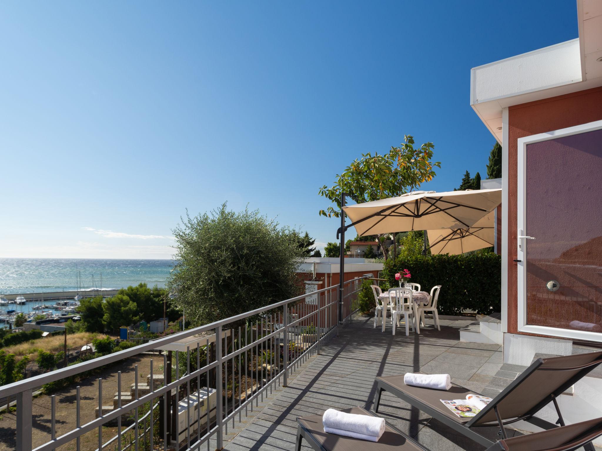 Photo 2 - Maison de 2 chambres à San Lorenzo al Mare avec terrasse et vues à la mer