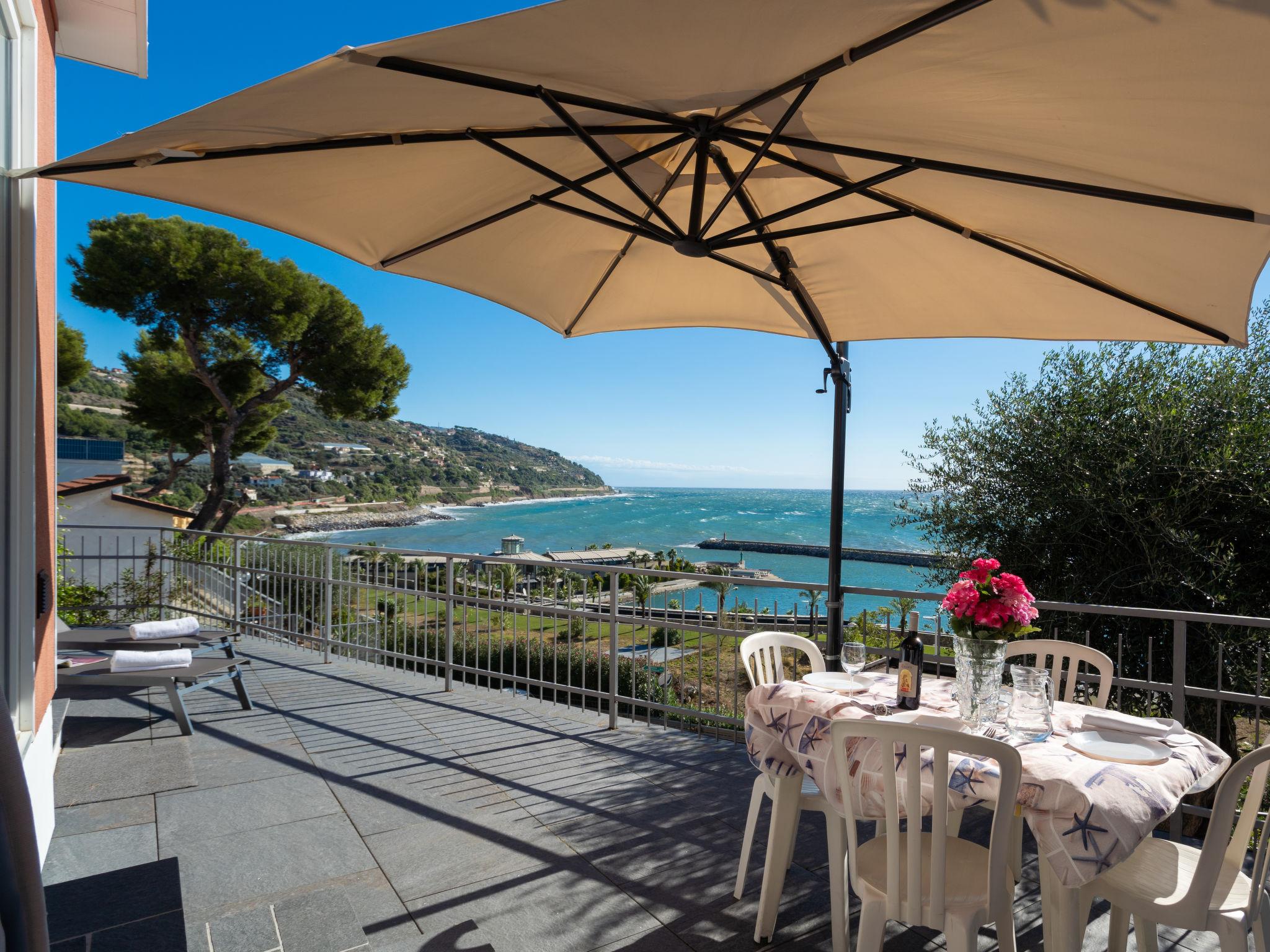 Photo 1 - Maison de 2 chambres à San Lorenzo al Mare avec terrasse et vues à la mer