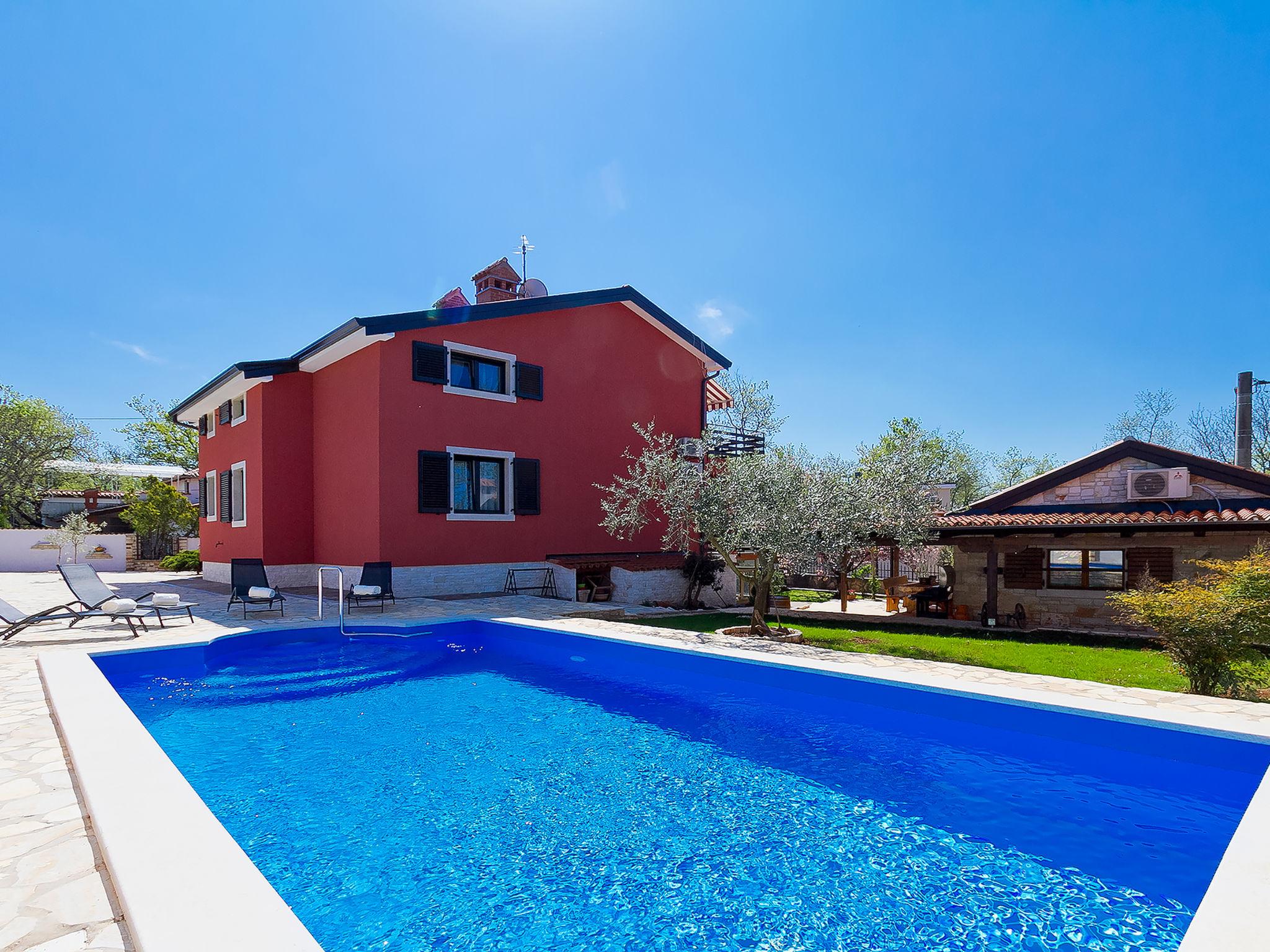 Foto 1 - Apartamento de 3 habitaciones en Umag con piscina privada y vistas al mar