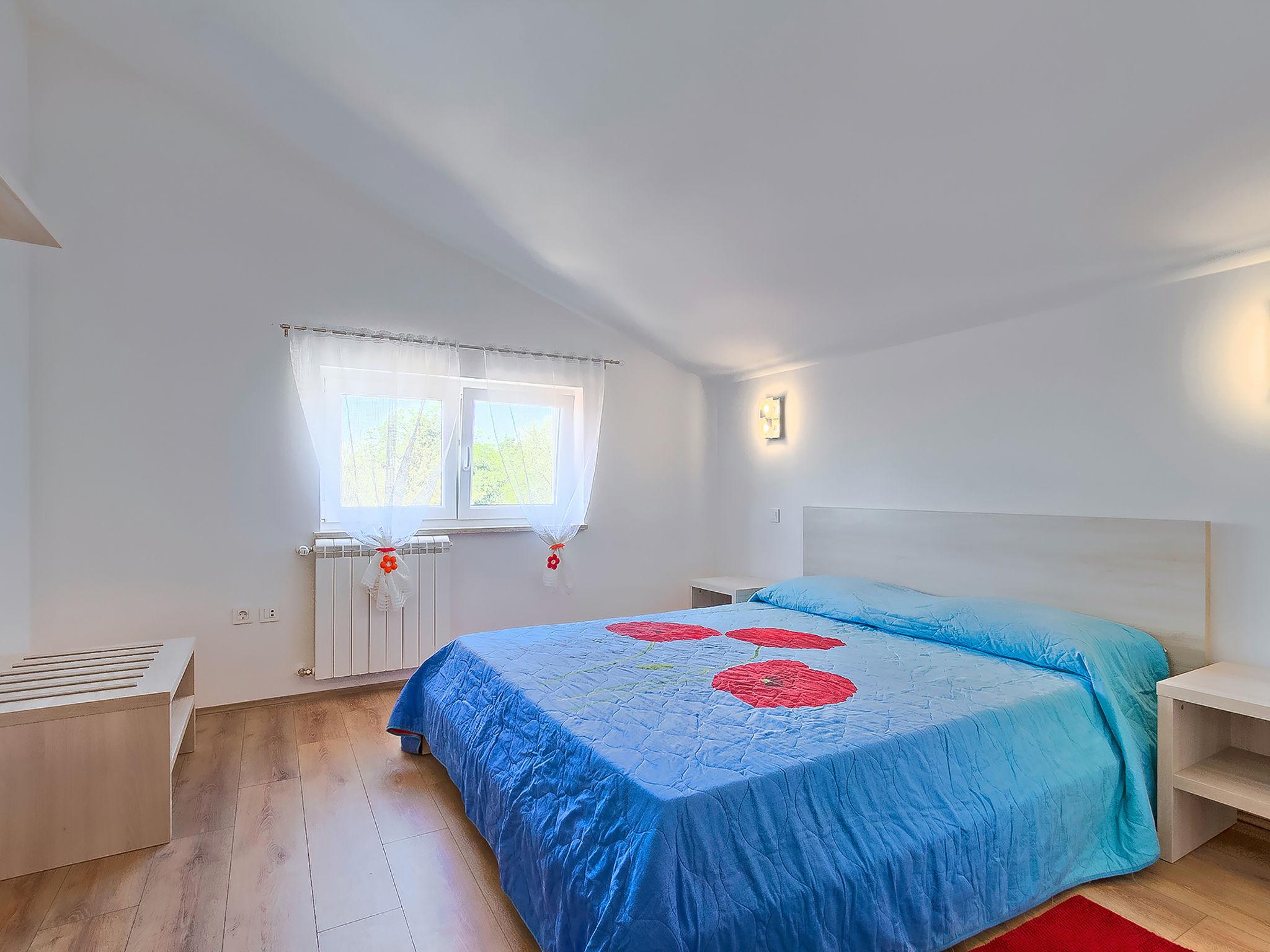 Foto 15 - Appartamento con 3 camere da letto a Umag con piscina privata e vista mare