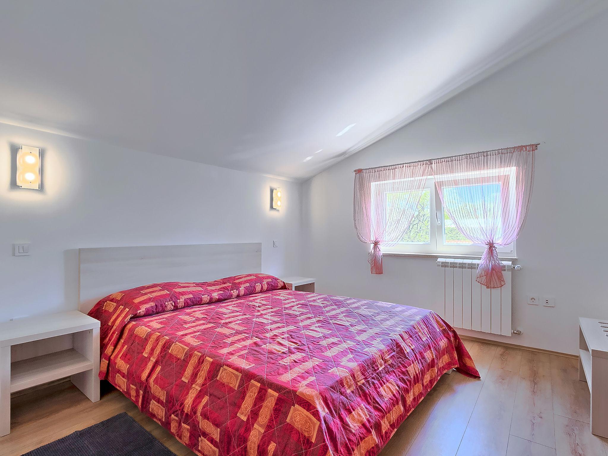 Foto 11 - Appartamento con 3 camere da letto a Umag con piscina privata e vista mare