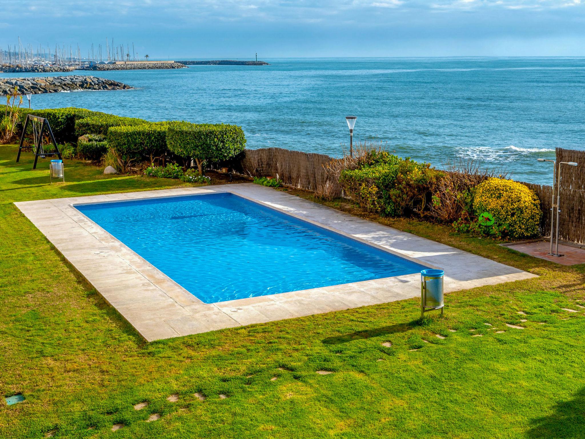 Foto 5 - Apartamento de 3 quartos em Sant Andreu de Llavaneres com piscina e vistas do mar