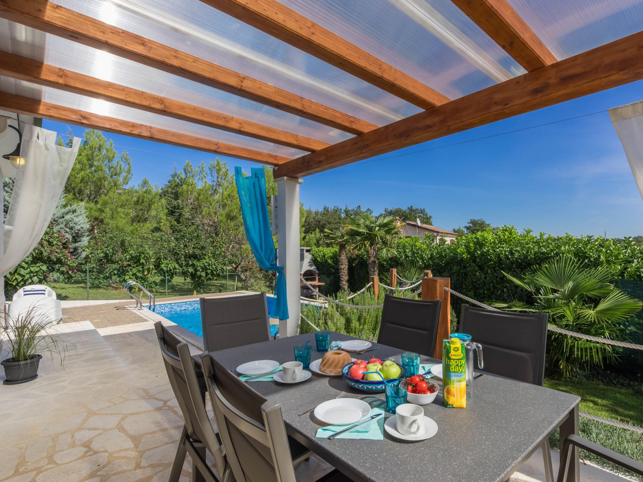 Photo 2 - Maison de 3 chambres à Brtonigla avec piscine privée et vues à la mer