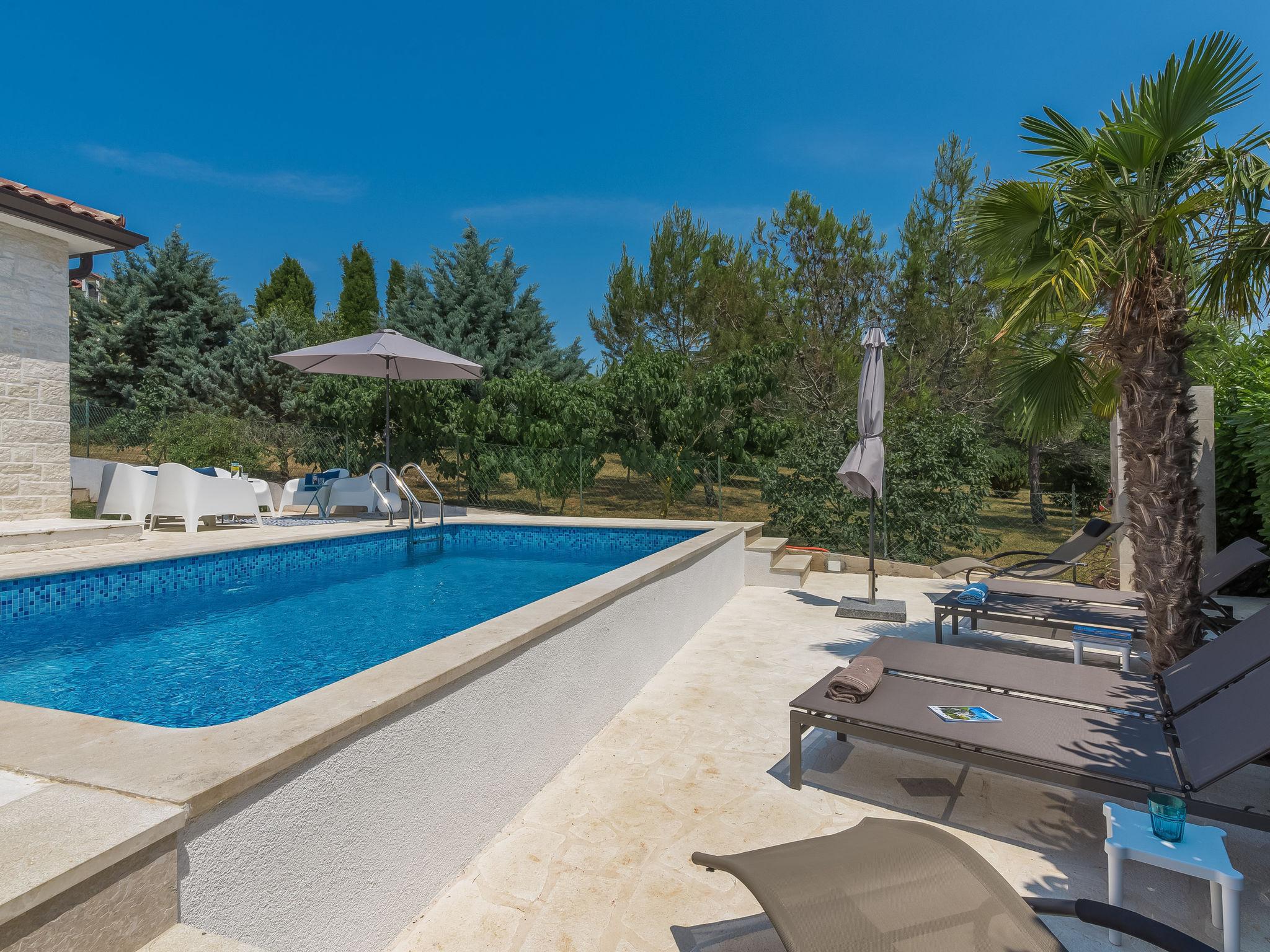 Foto 16 - Casa de 3 quartos em Brtonigla com piscina privada e vistas do mar