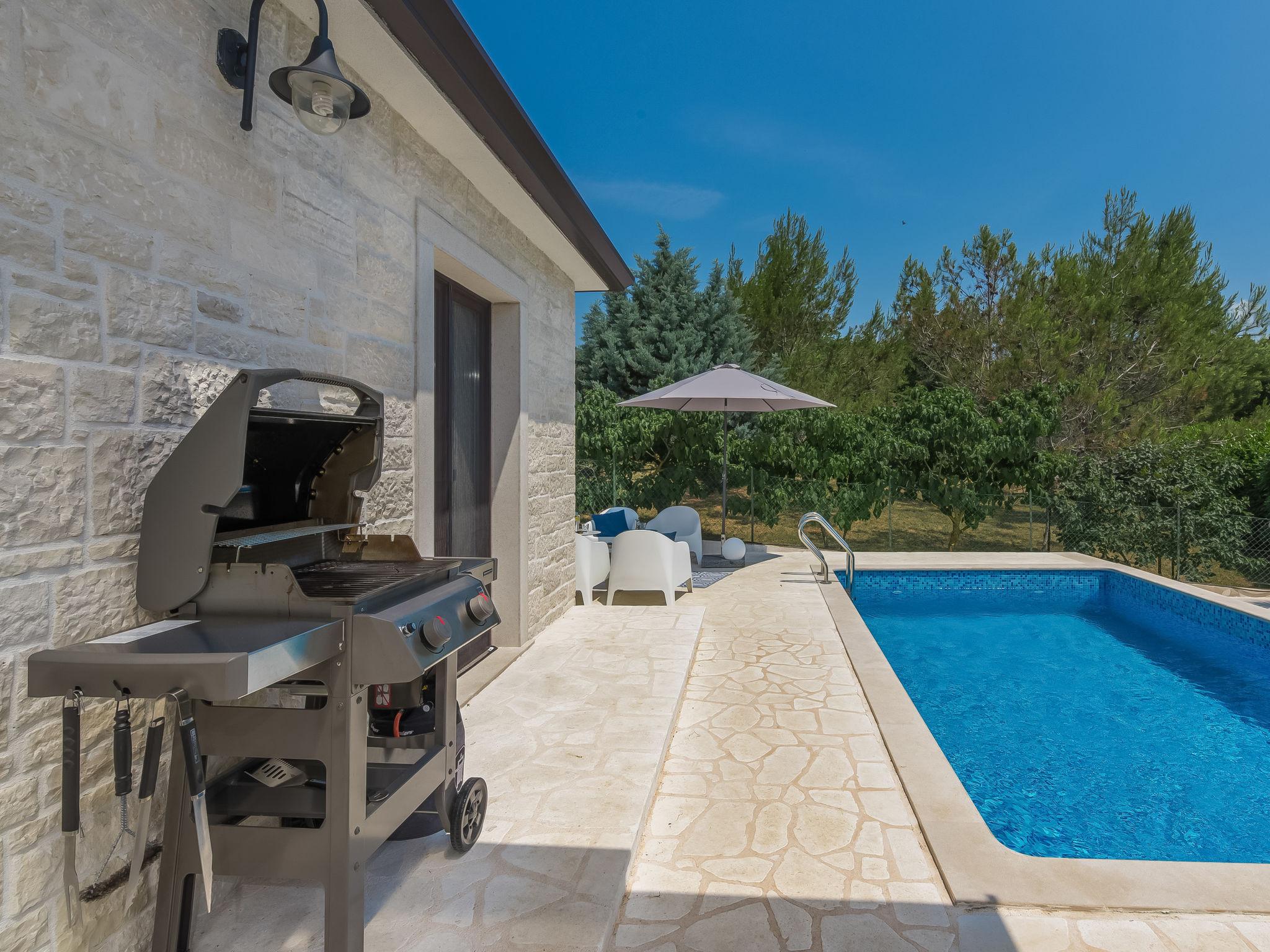 Photo 15 - Maison de 3 chambres à Brtonigla avec piscine privée et jardin