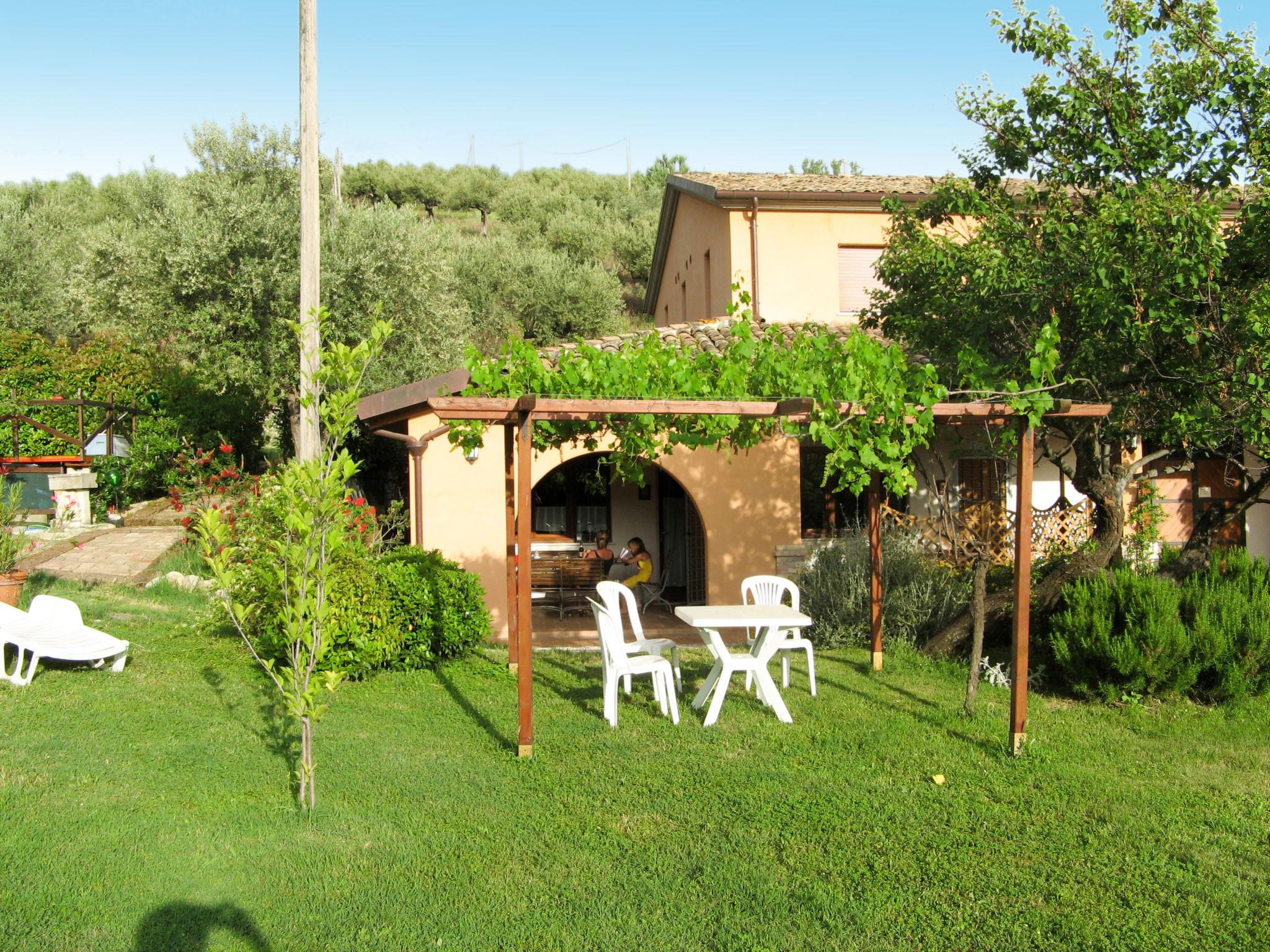 Photo 10 - 1 bedroom Apartment in Collecorvino with swimming pool and garden