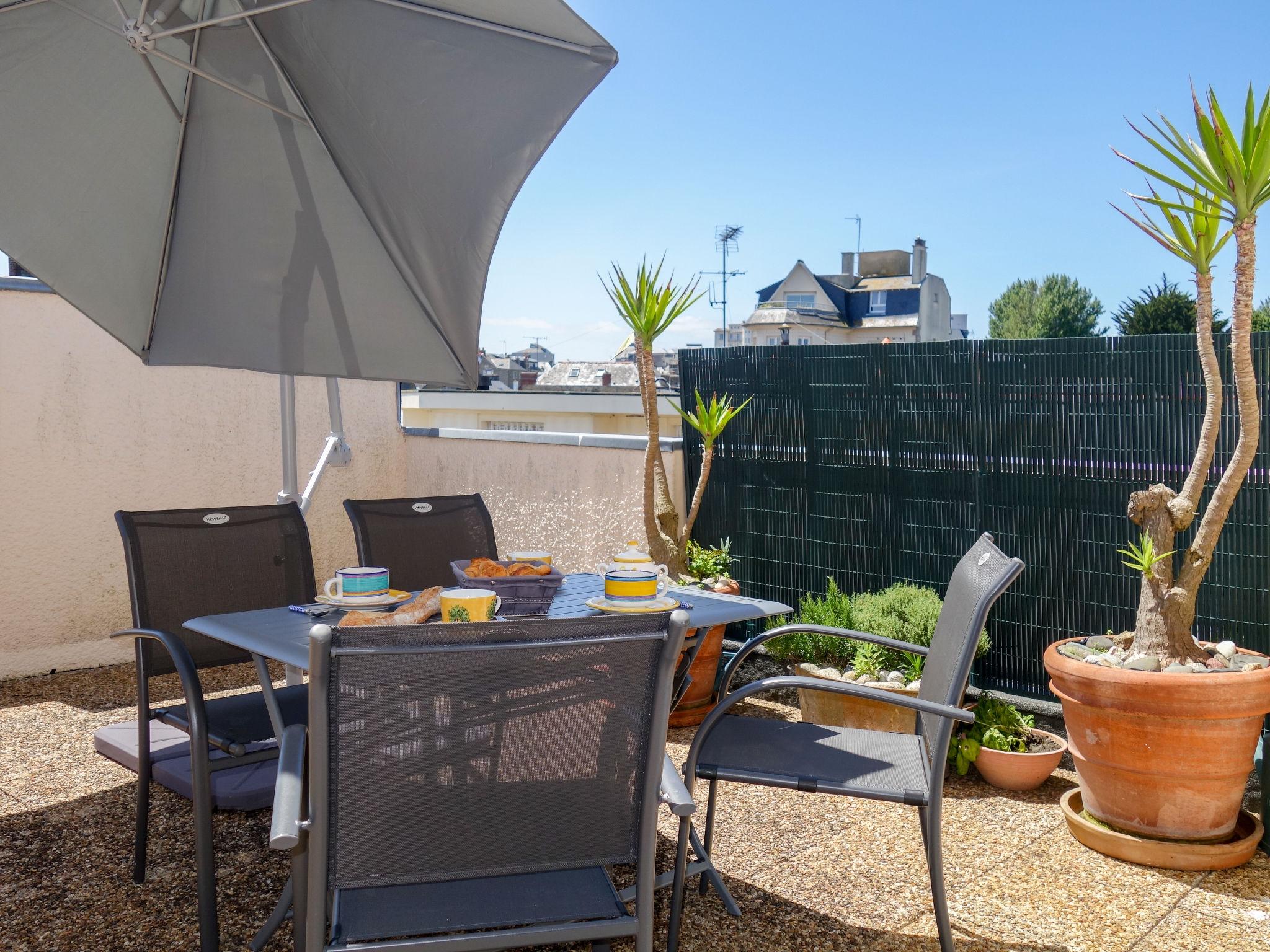 Foto 10 - Apartamento de 1 habitación en Dinard con terraza y vistas al mar