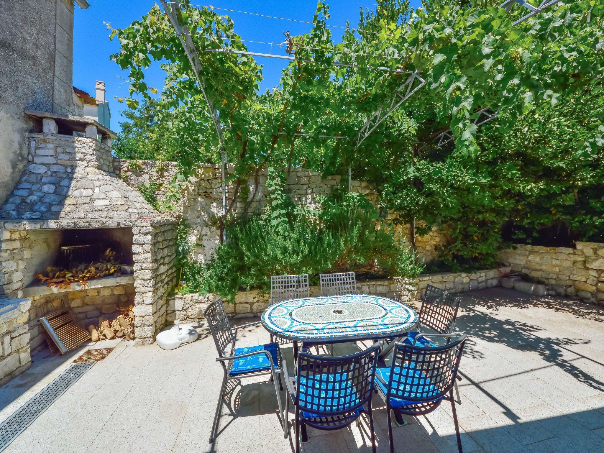 Photo 2 - Maison de 2 chambres à Mali Lošinj avec jardin et terrasse