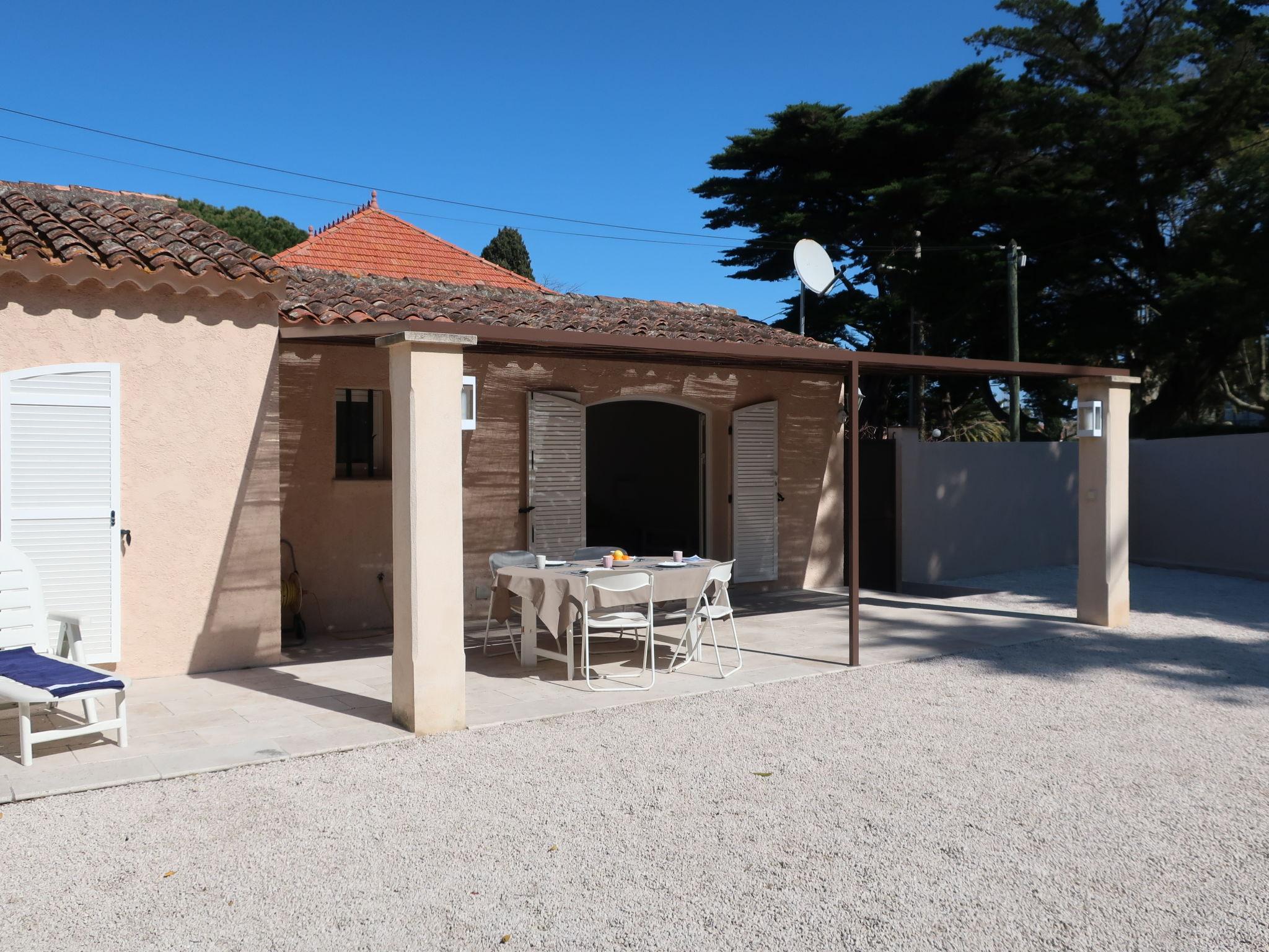 Foto 14 - Casa de 1 habitación en Saint-Tropez con jardín y vistas al mar