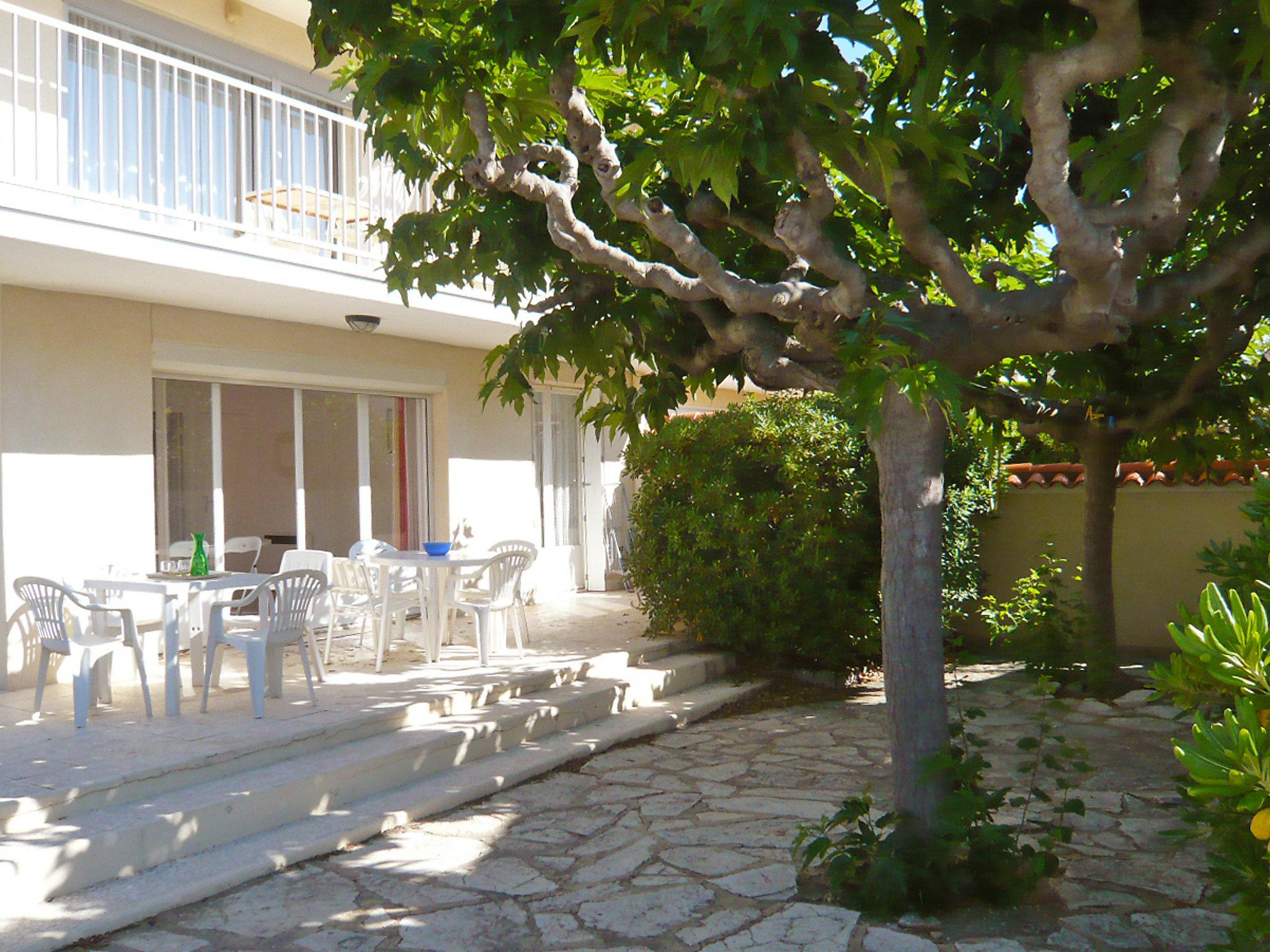 Photo 16 - 3 bedroom Apartment in Narbonne with garden and terrace