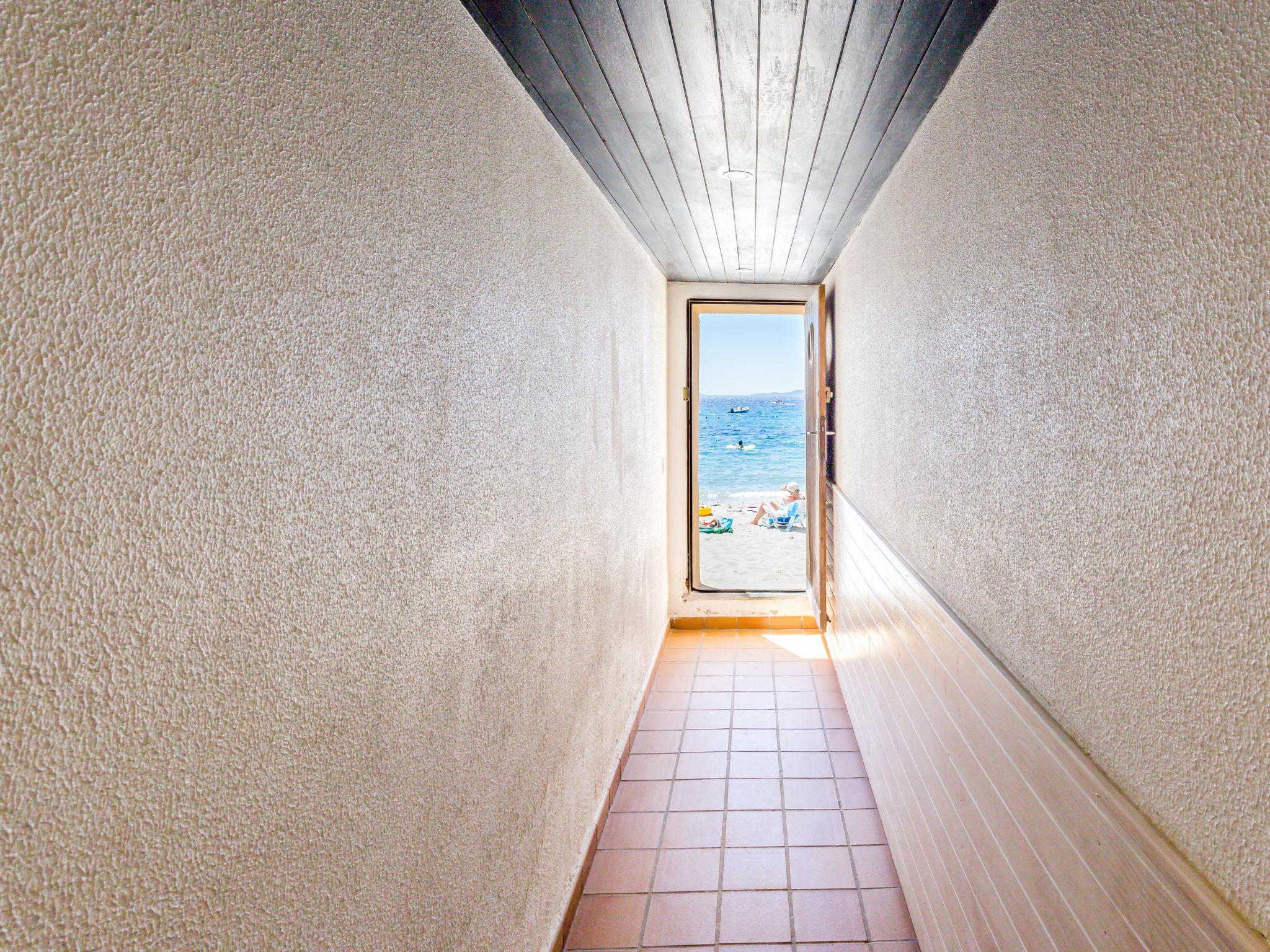 Foto 13 - Apartamento en Le Lavandou con vistas al mar