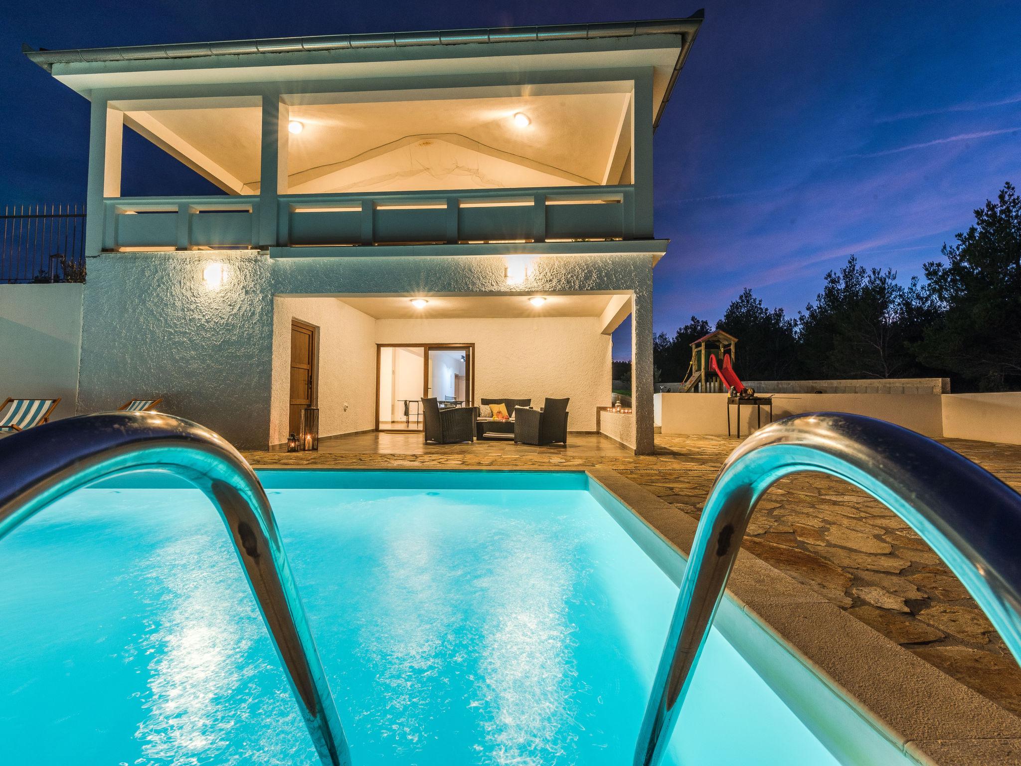 Photo 47 - Maison de 4 chambres à Jasenice avec piscine privée et vues à la mer