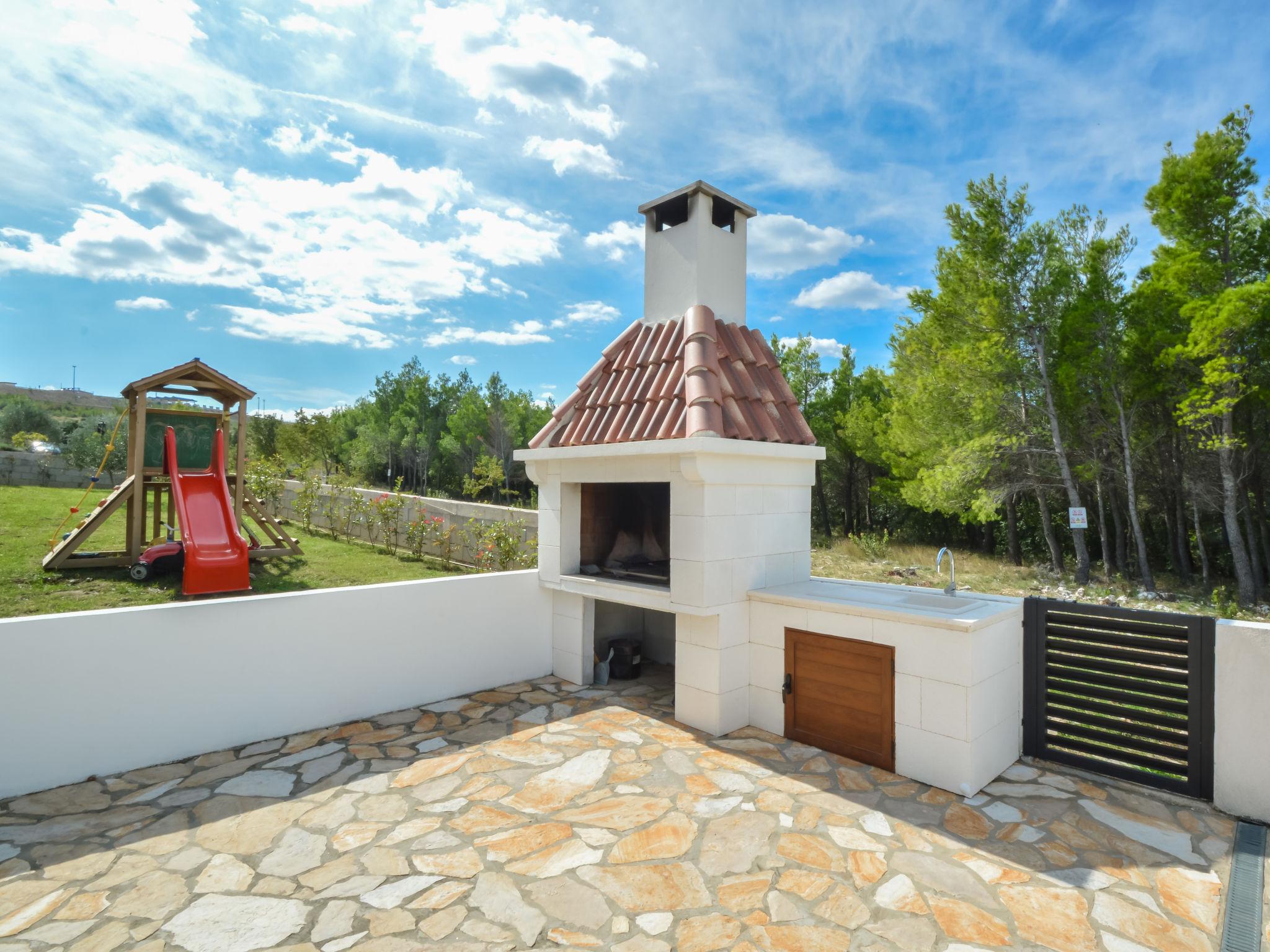 Foto 42 - Casa de 4 habitaciones en Jasenice con piscina privada y jardín