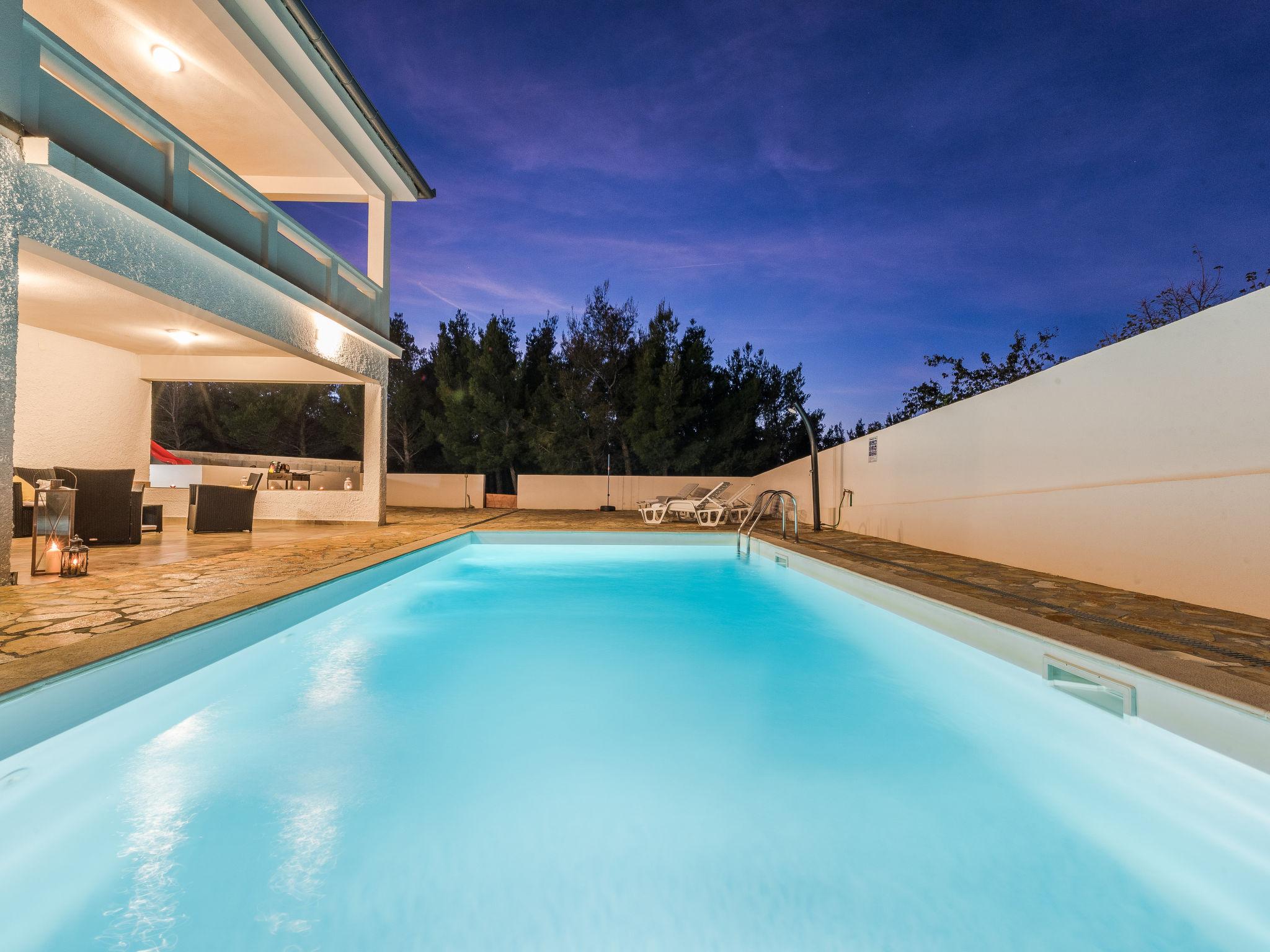 Foto 44 - Casa de 4 quartos em Jasenice com piscina privada e vistas do mar