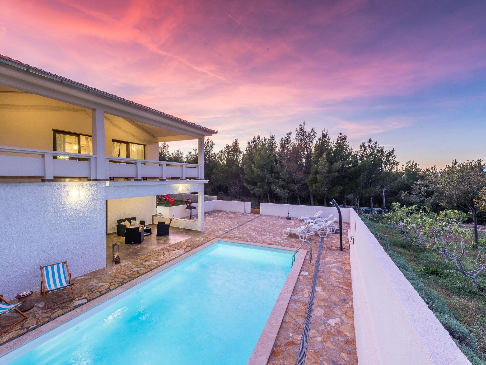 Photo 45 - Maison de 4 chambres à Jasenice avec piscine privée et vues à la mer