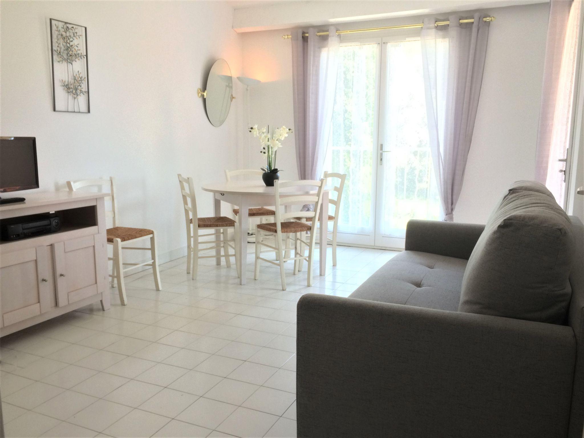 Foto 3 - Apartment mit 1 Schlafzimmer in Roquebrune-sur-Argens mit schwimmbad