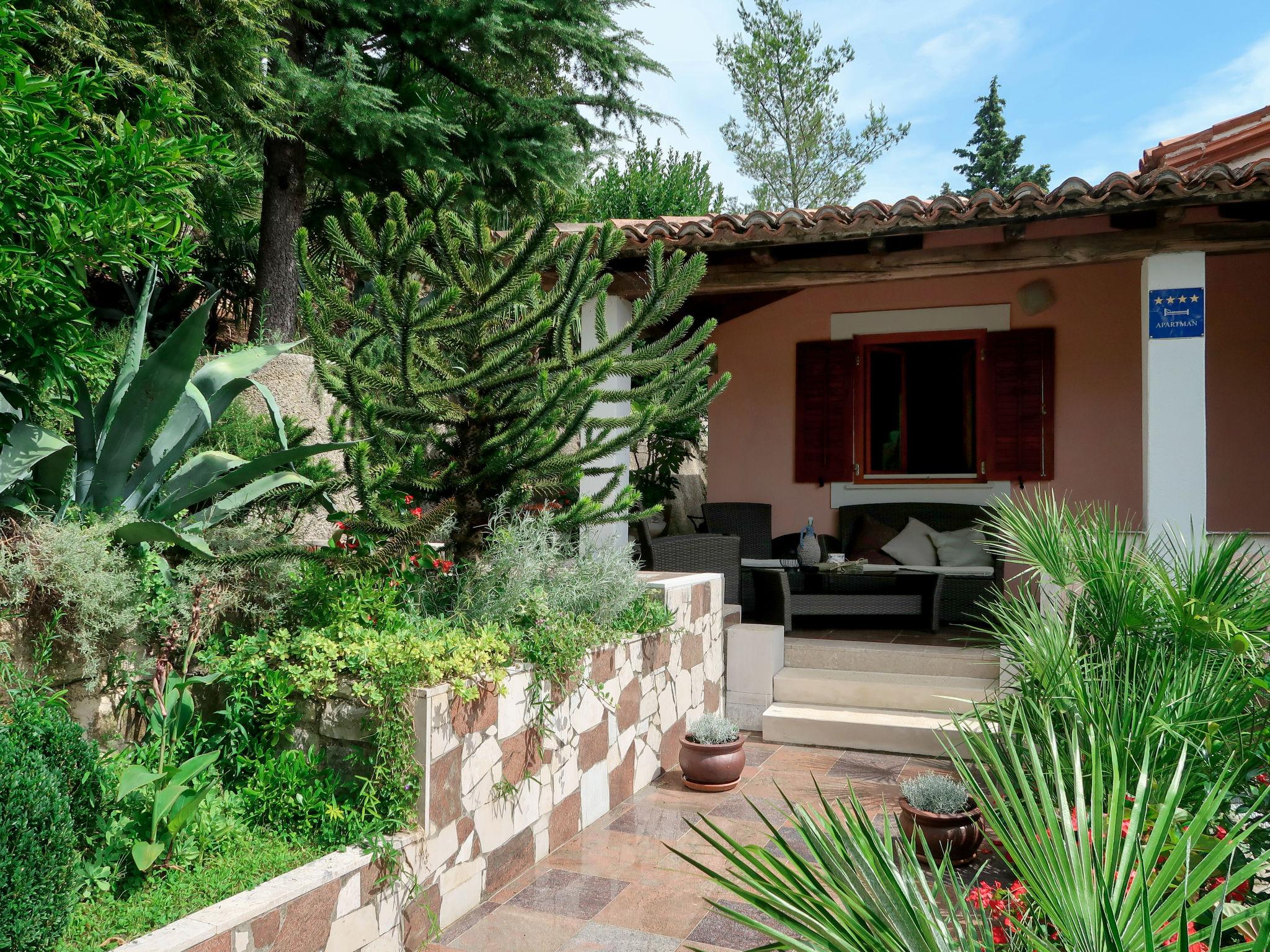 Photo 2 - Maison de 3 chambres à Raša avec jardin et terrasse