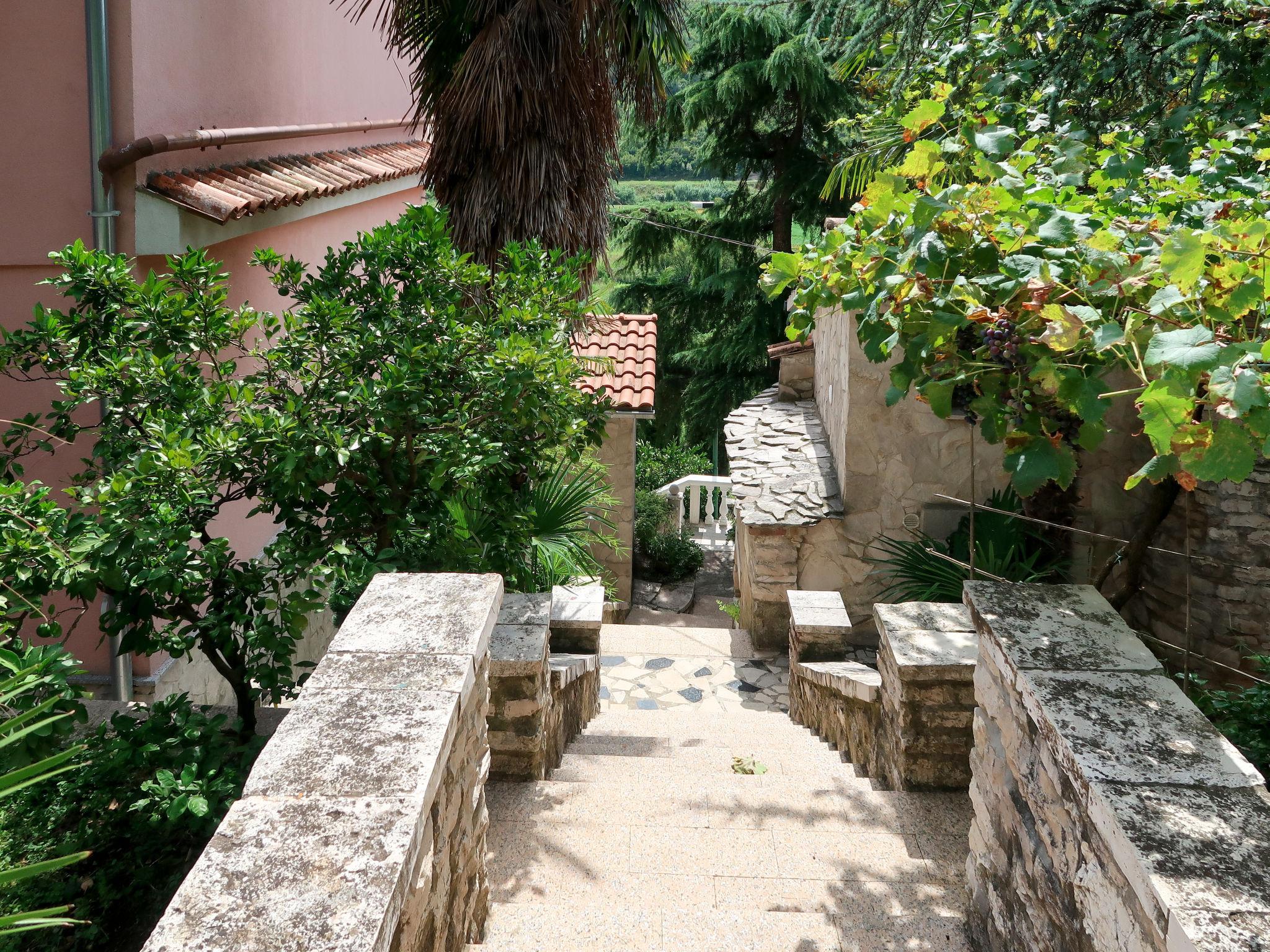 Photo 26 - Maison de 3 chambres à Raša avec jardin et terrasse