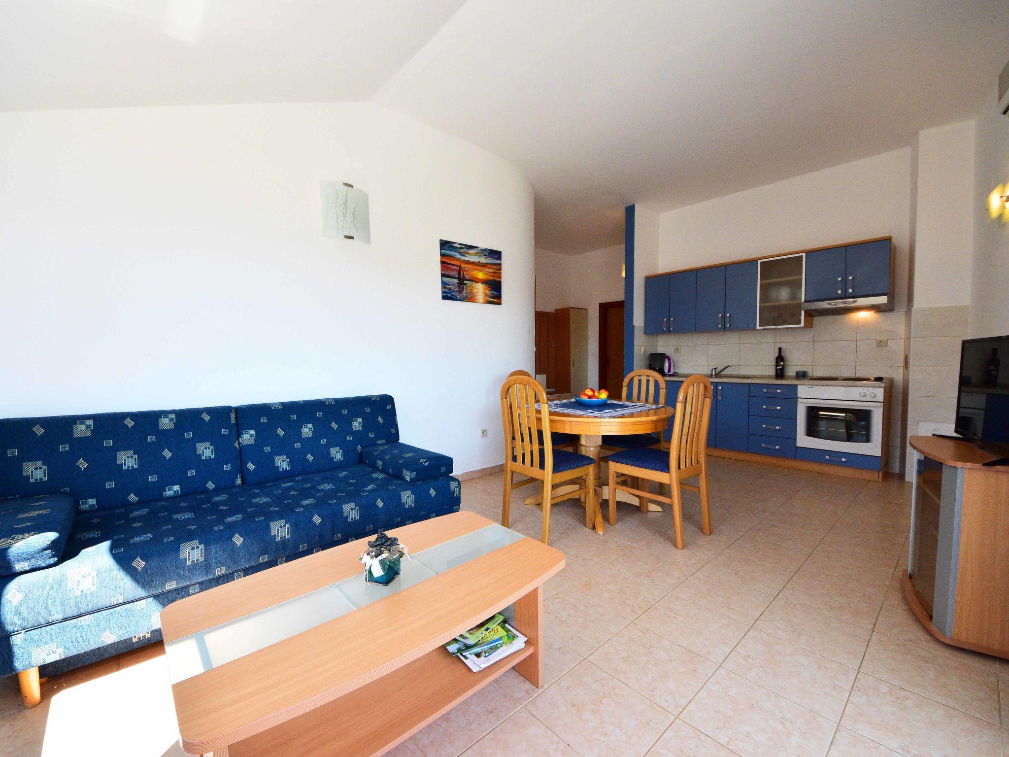 Photo 6 - 1 bedroom Apartment in Karlobag with swimming pool and sea view