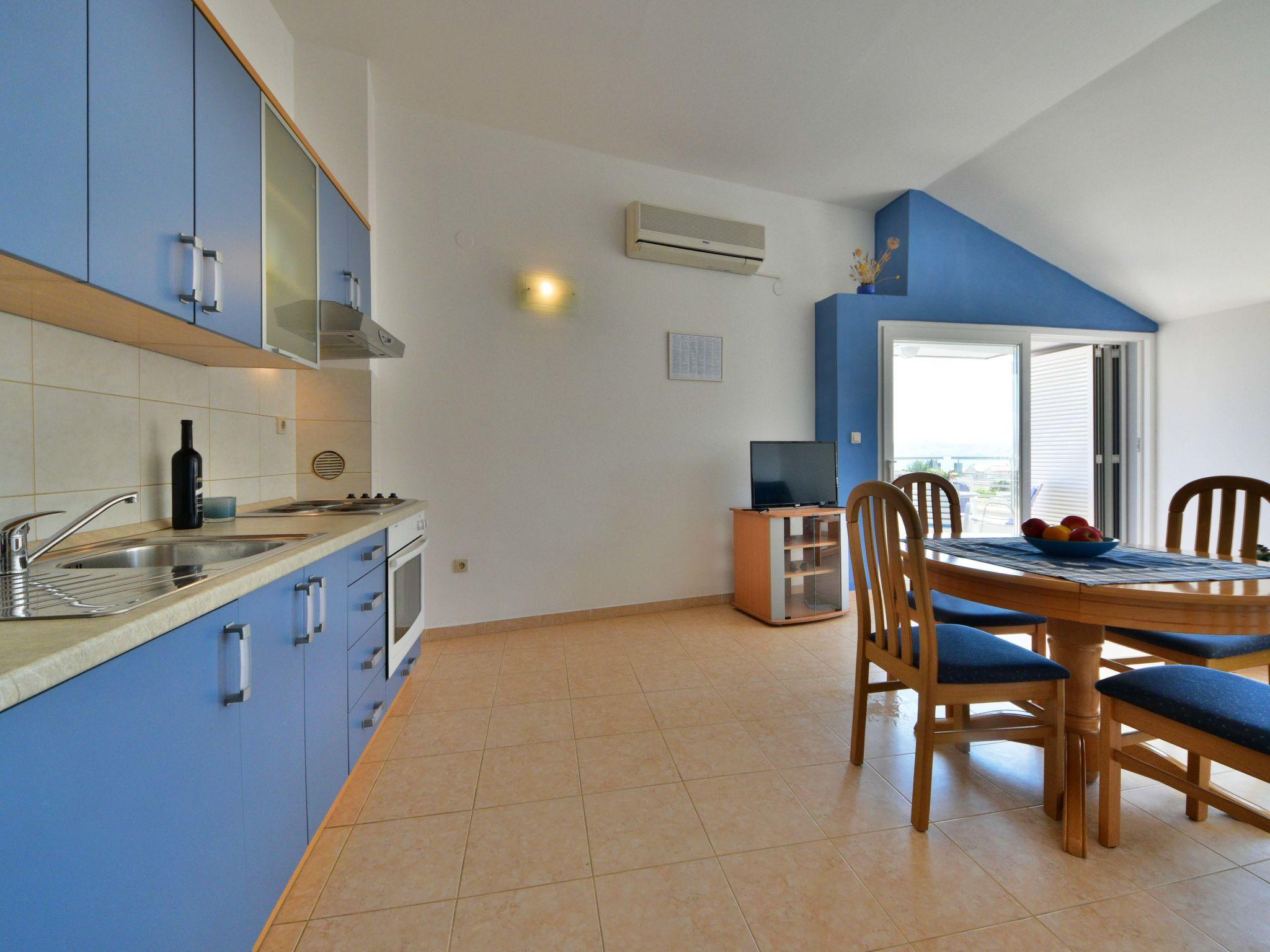 Photo 7 - 1 bedroom Apartment in Karlobag with swimming pool and terrace