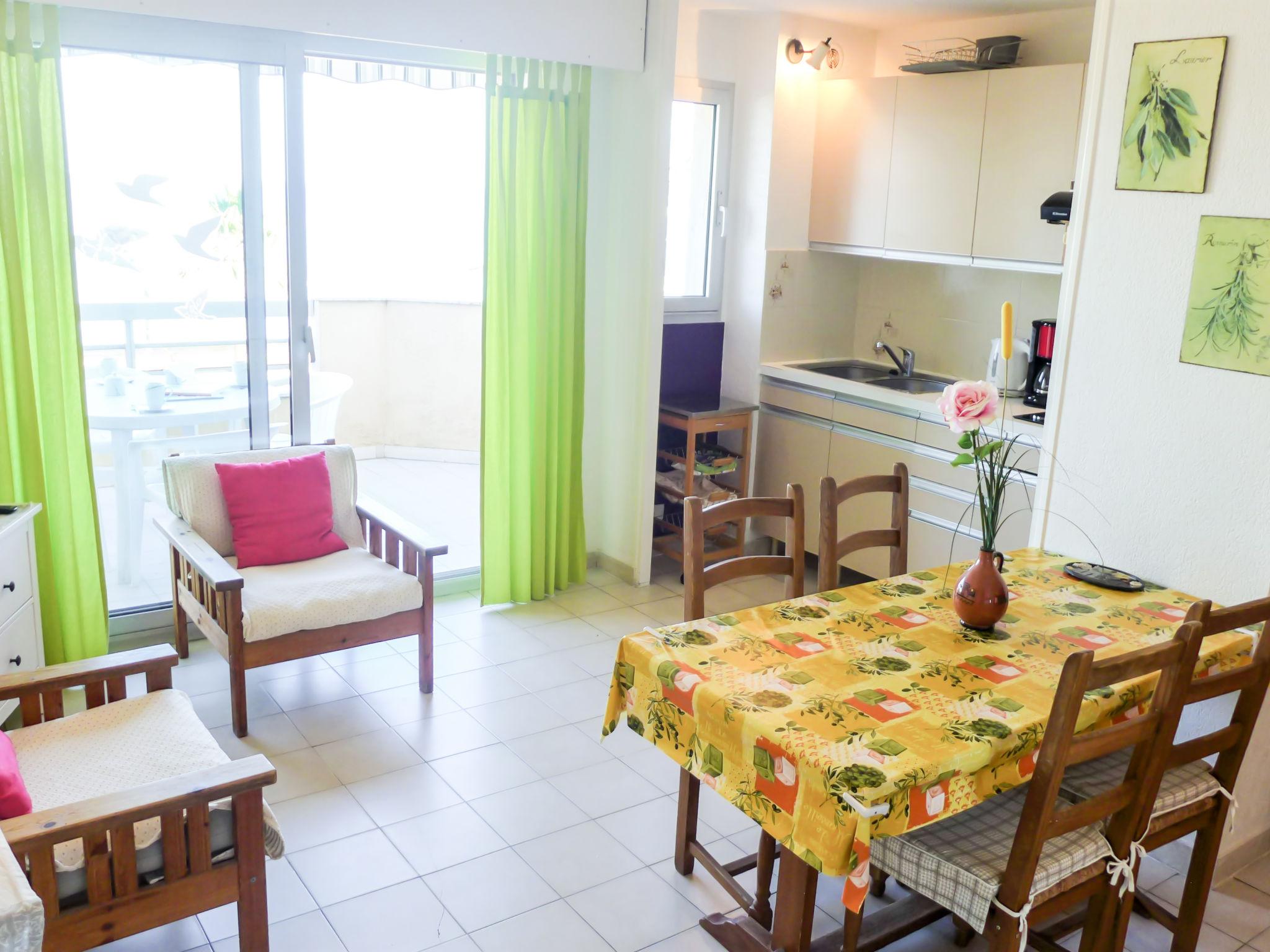 Foto 4 - Apartment mit 1 Schlafzimmer in Cavalaire-sur-Mer mit terrasse