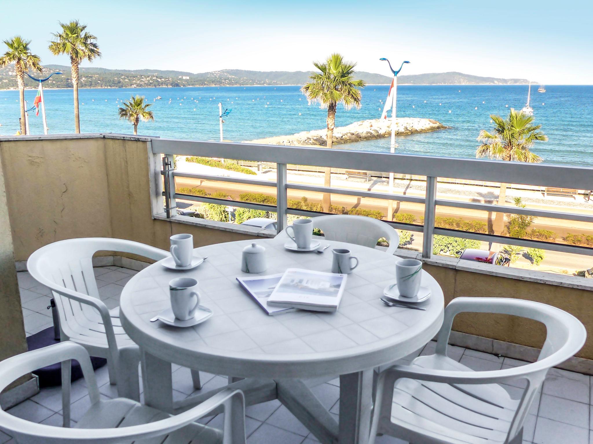 Foto 2 - Appartamento con 1 camera da letto a Cavalaire-sur-Mer con terrazza e vista mare