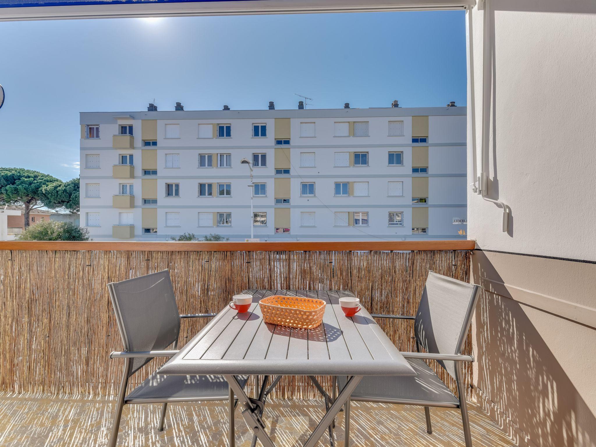 Photo 2 - Apartment in Le Grau-du-Roi with terrace and sea view