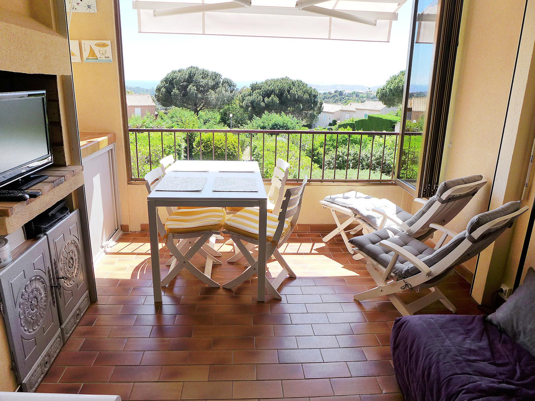 Photo 3 - 2 bedroom Apartment in La Croix-Valmer with swimming pool and sea view