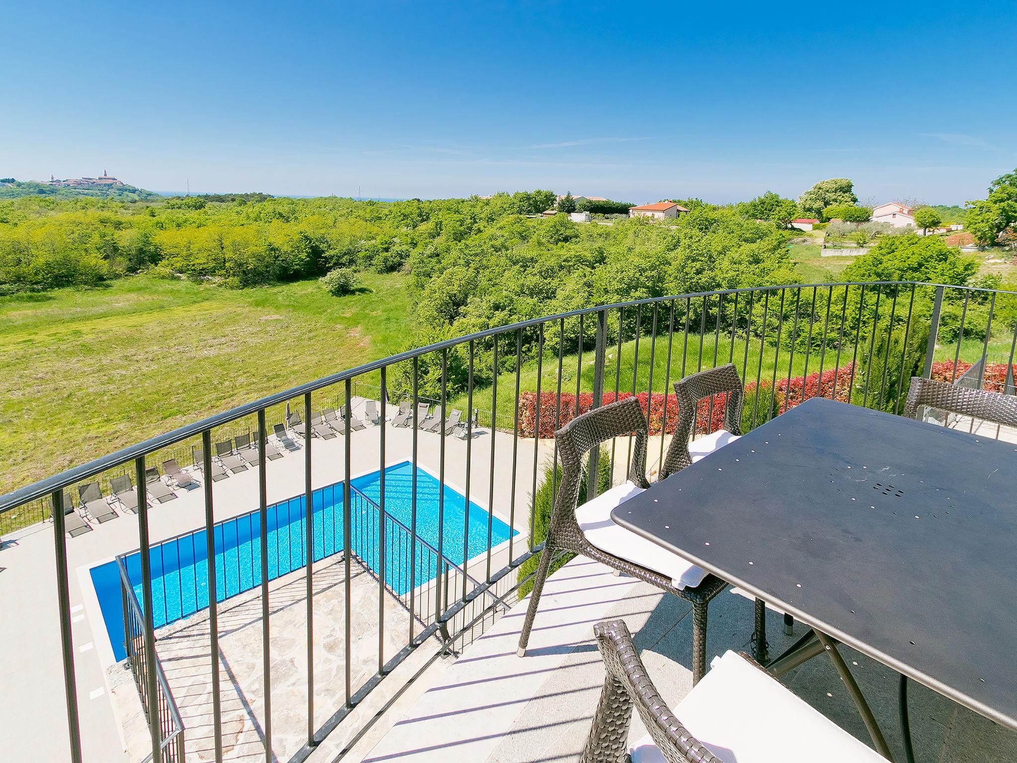 Photo 2 - Maison de 2 chambres à Buje avec piscine et jardin