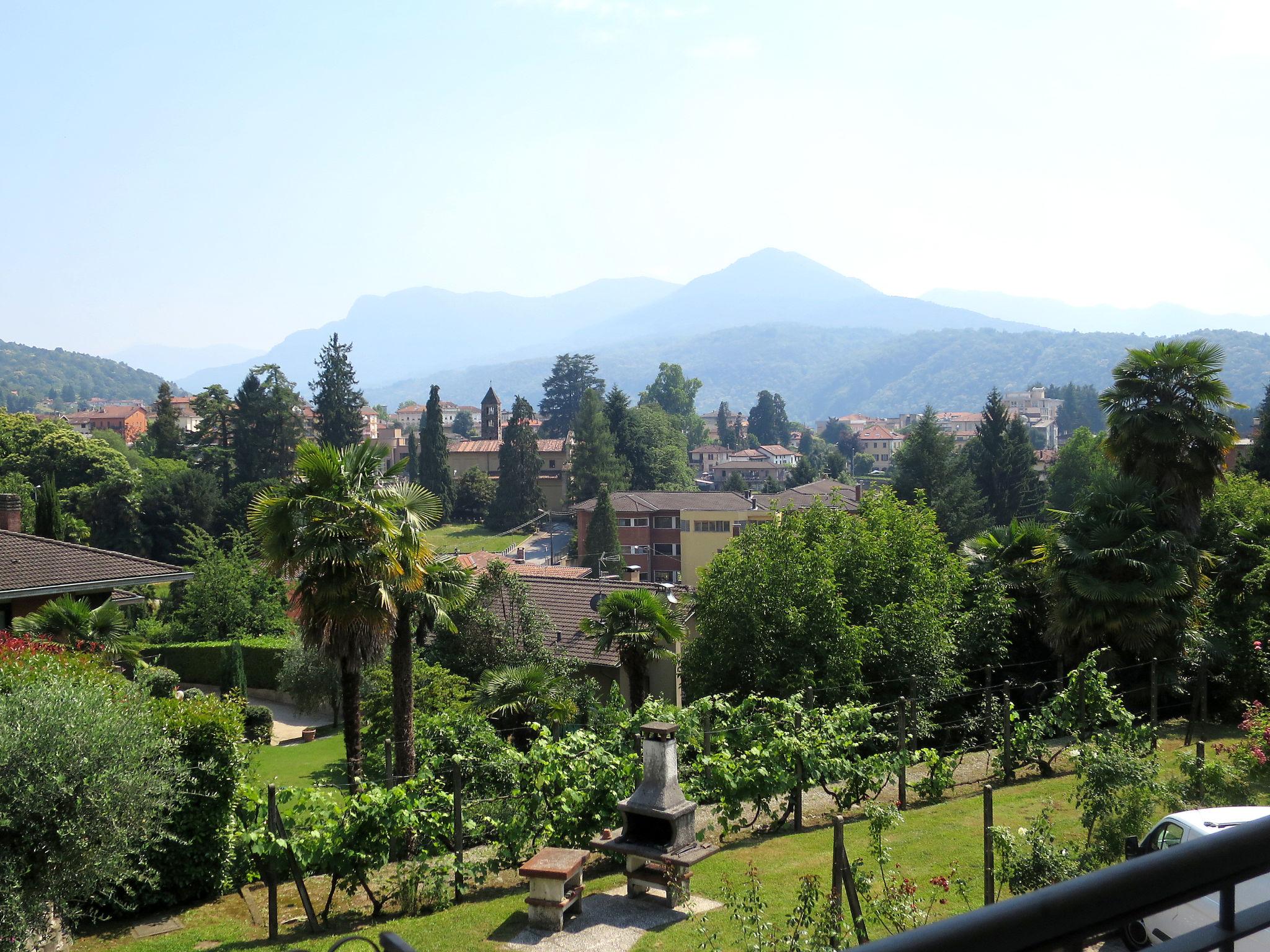 Foto 12 - Apartamento de 1 habitación en Luino con piscina y vistas a la montaña