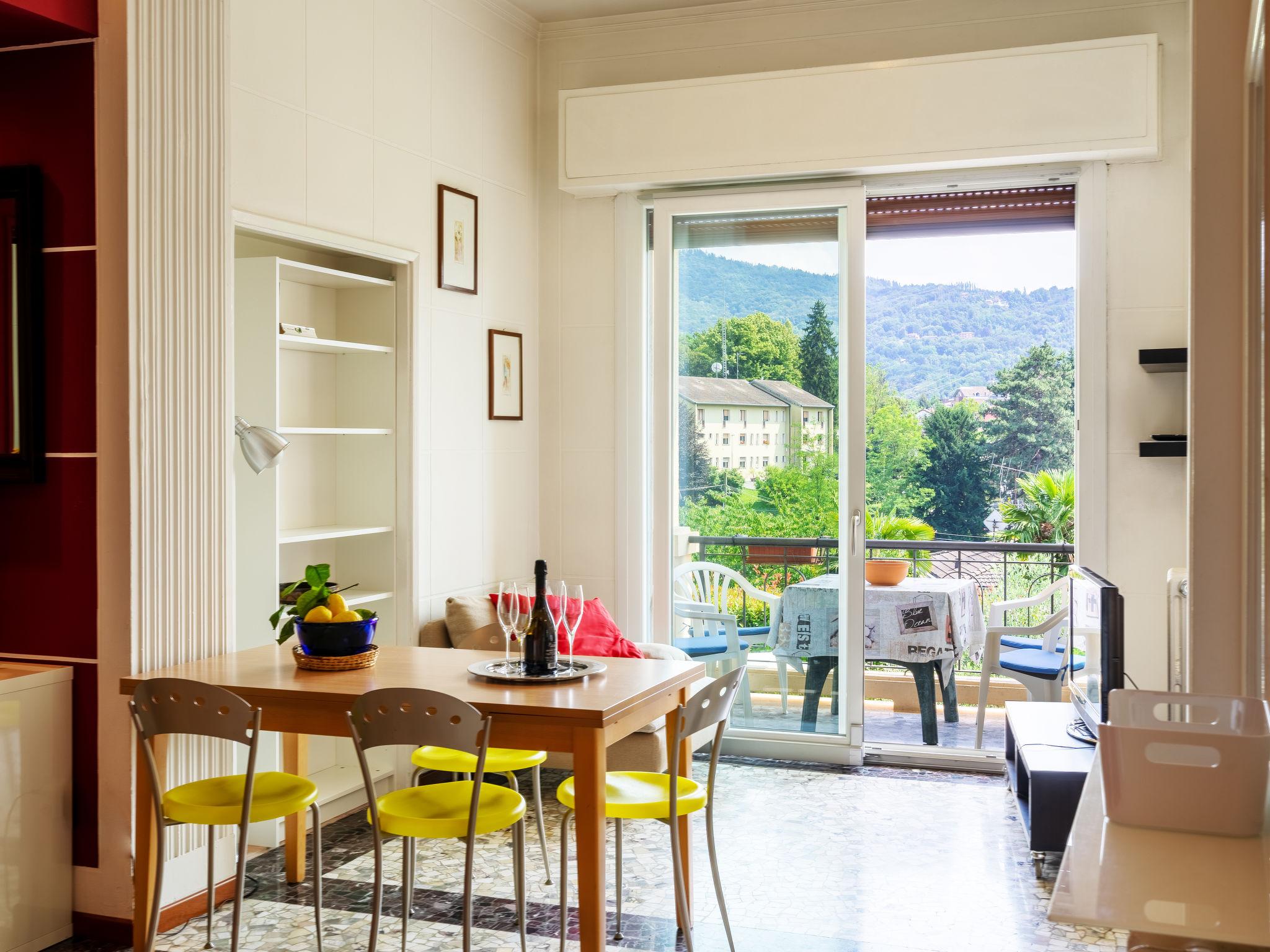 Foto 4 - Apartamento de 1 habitación en Luino con piscina y vistas a la montaña