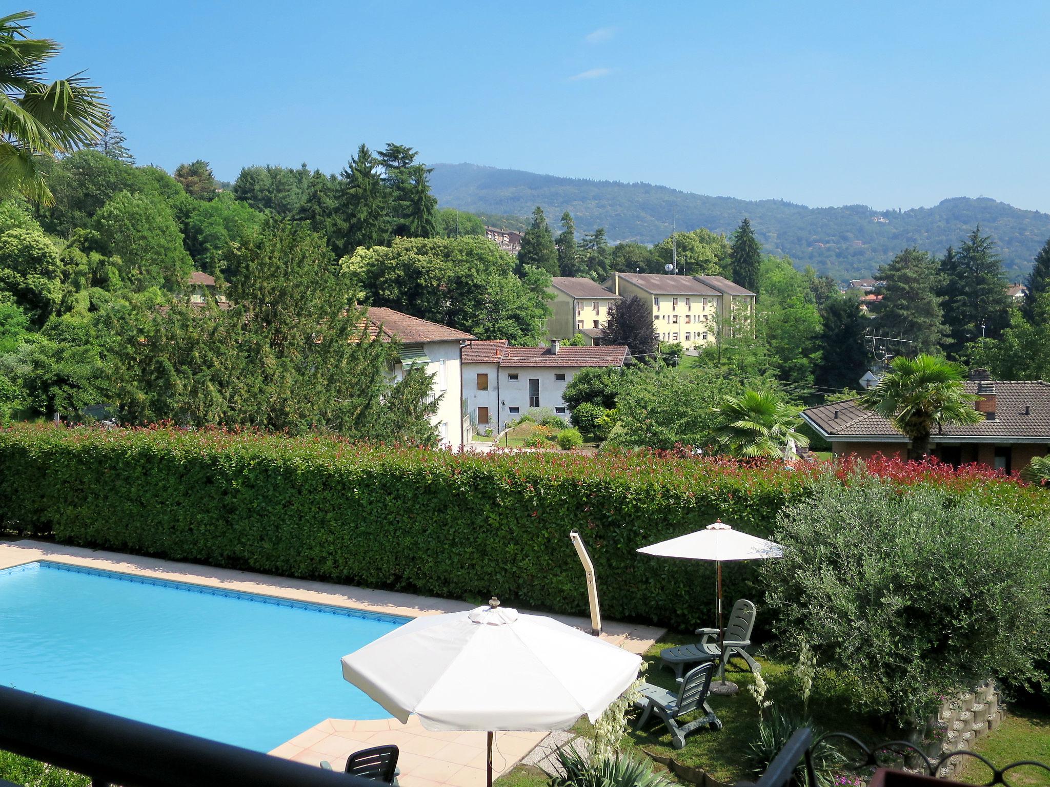 Photo 2 - 1 bedroom Apartment in Luino with swimming pool and mountain view