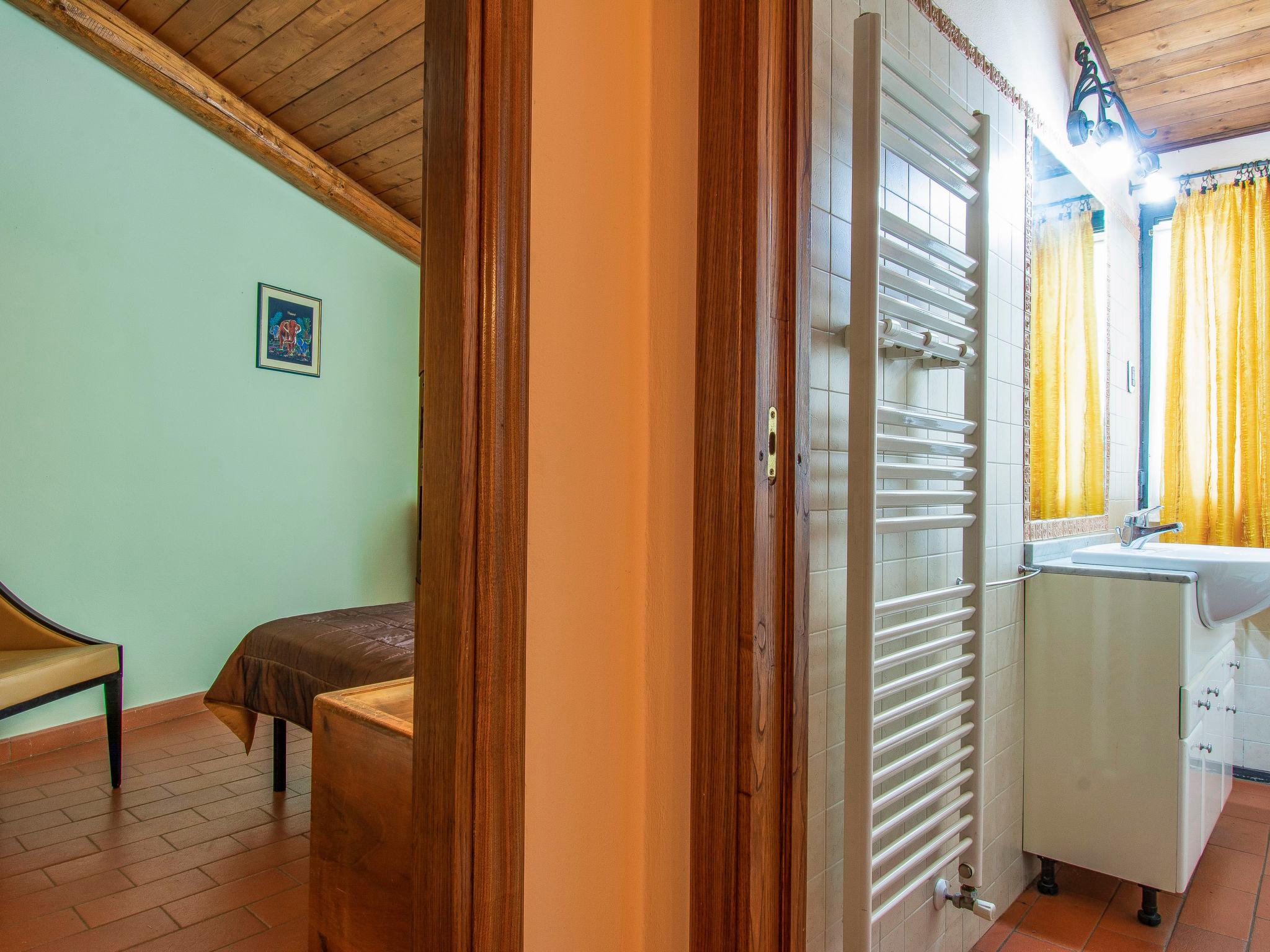 Foto 11 - Haus mit 1 Schlafzimmer in Loro Ciuffenna mit schwimmbad und garten