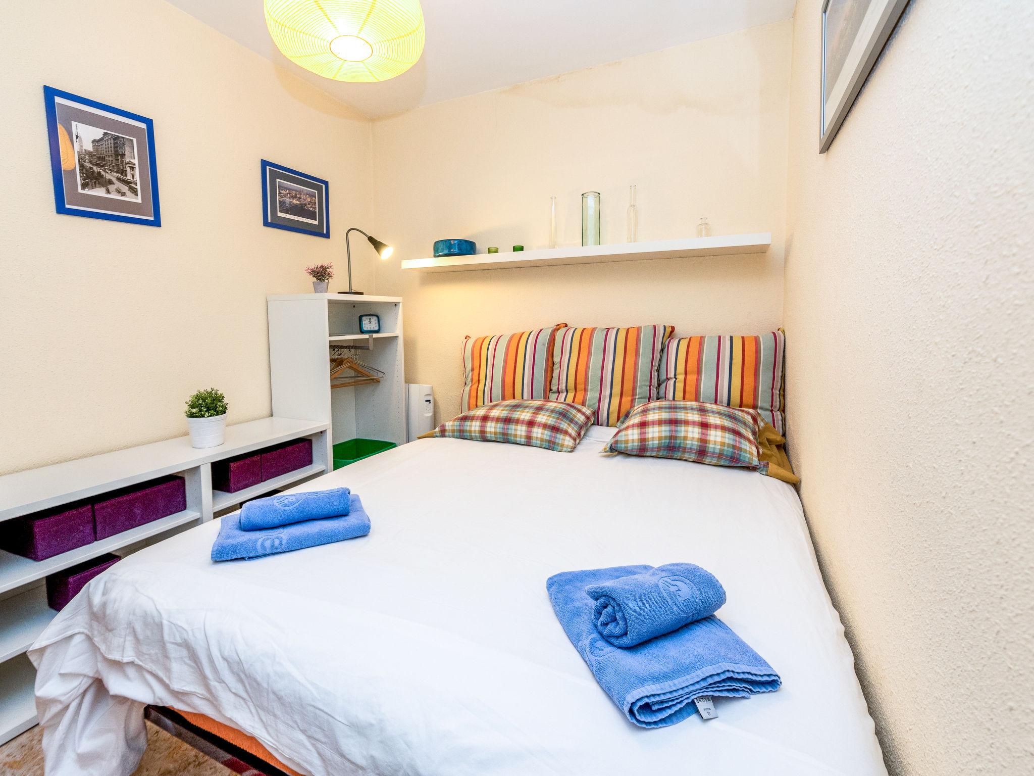 Foto 10 - Appartamento con 3 camere da letto a Barcellona