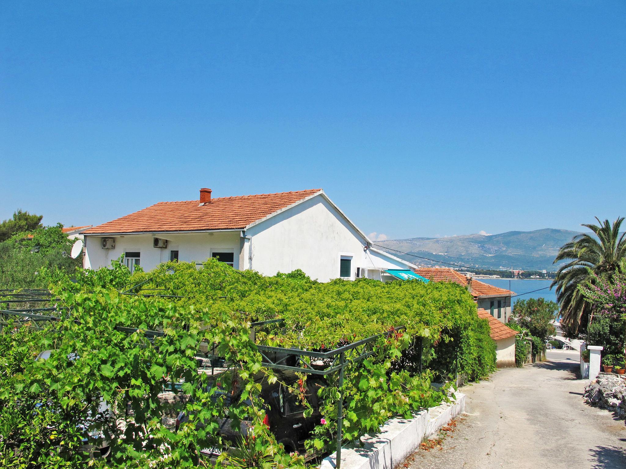 Foto 2 - Apartamento de 1 quarto em Trogir com vistas do mar