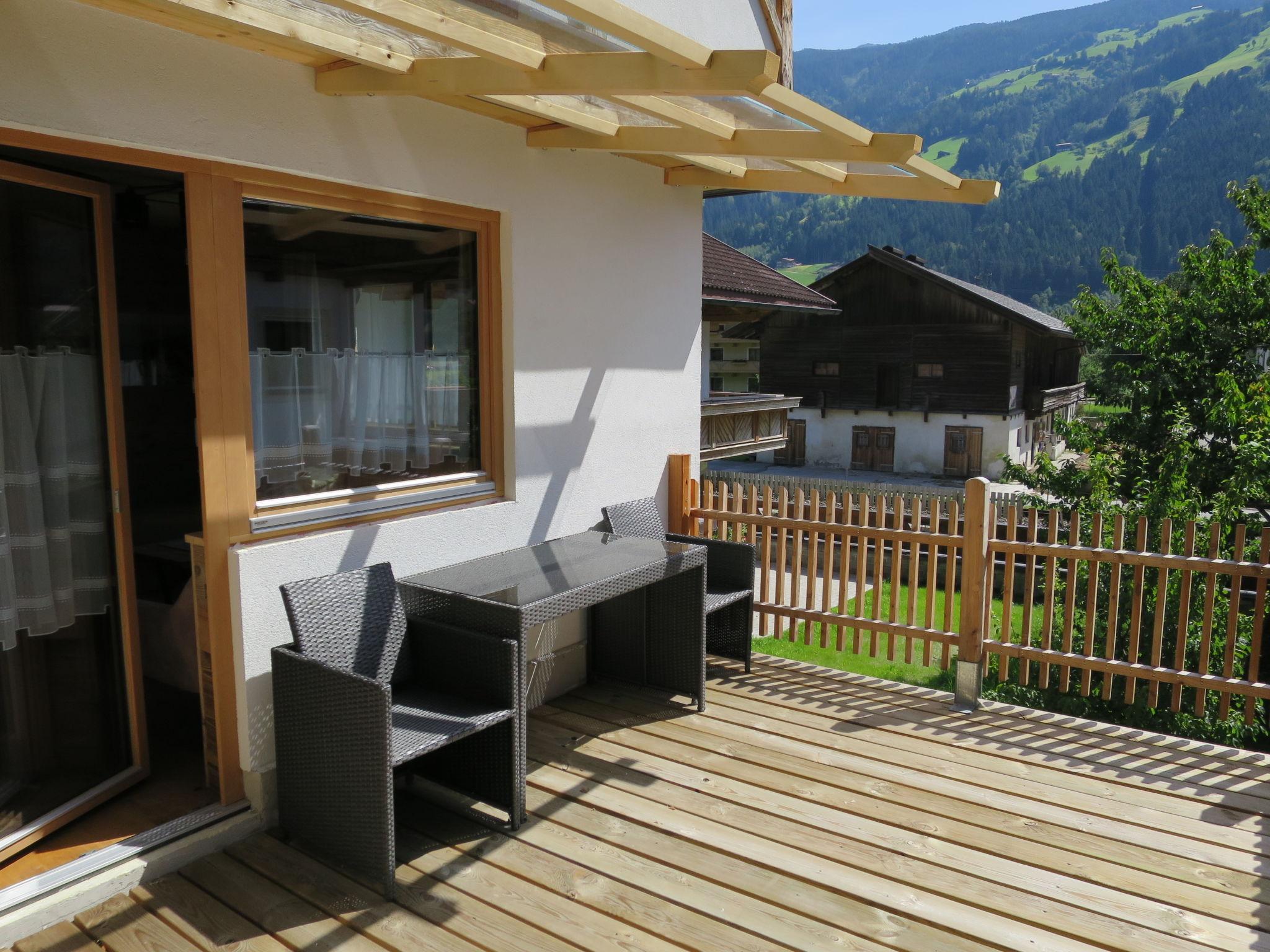 Foto 2 - Appartamento con 3 camere da letto a Aschau im Zillertal con terrazza e vista sulle montagne