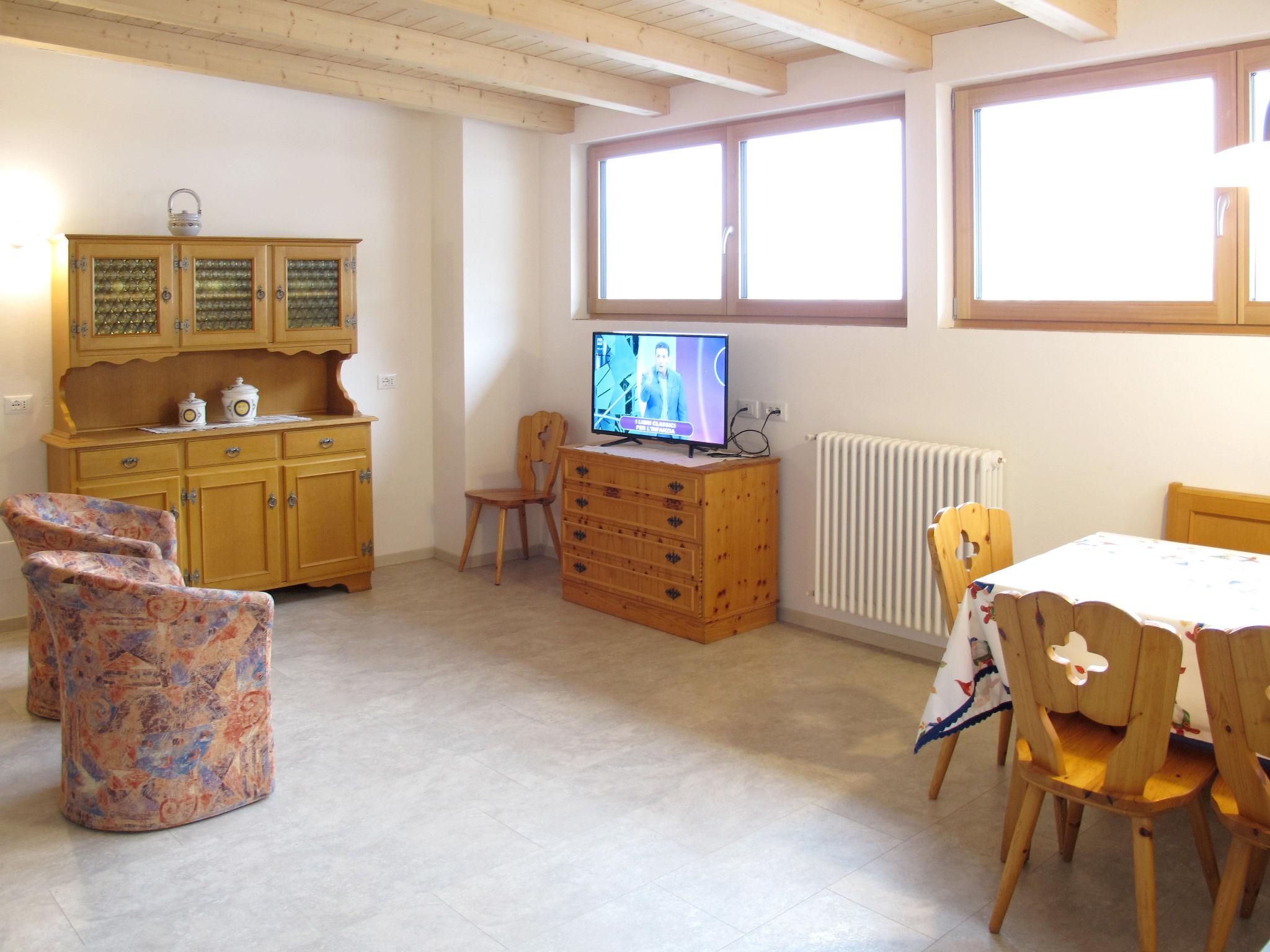 Foto 6 - Appartamento con 2 camere da letto a San Giovanni di Fassa-Sèn Jan con vista sulle montagne