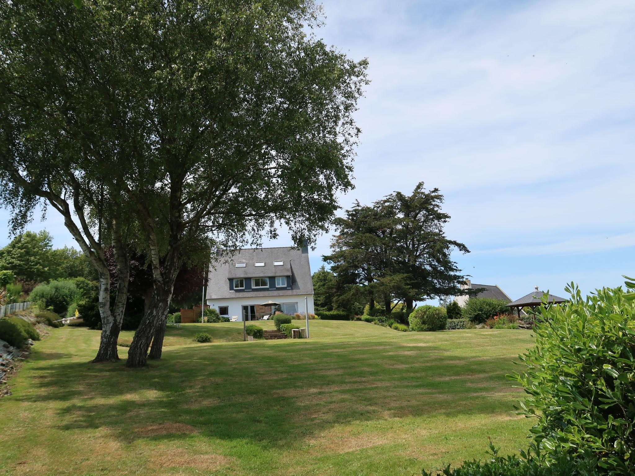 Photo 35 - 6 bedroom House in Plestin-les-Grèves with garden and terrace