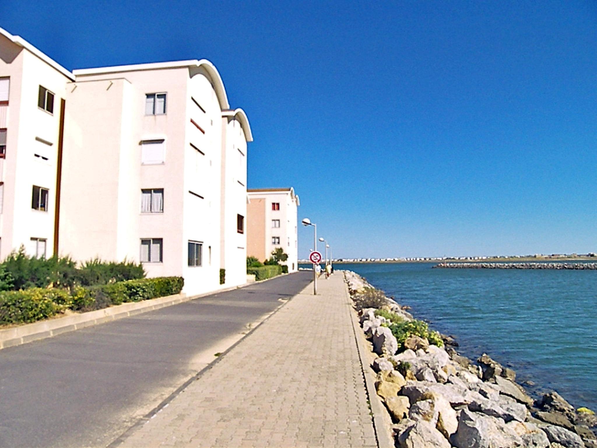 Photo 2 - 1 bedroom Apartment in Gruissan with sea view