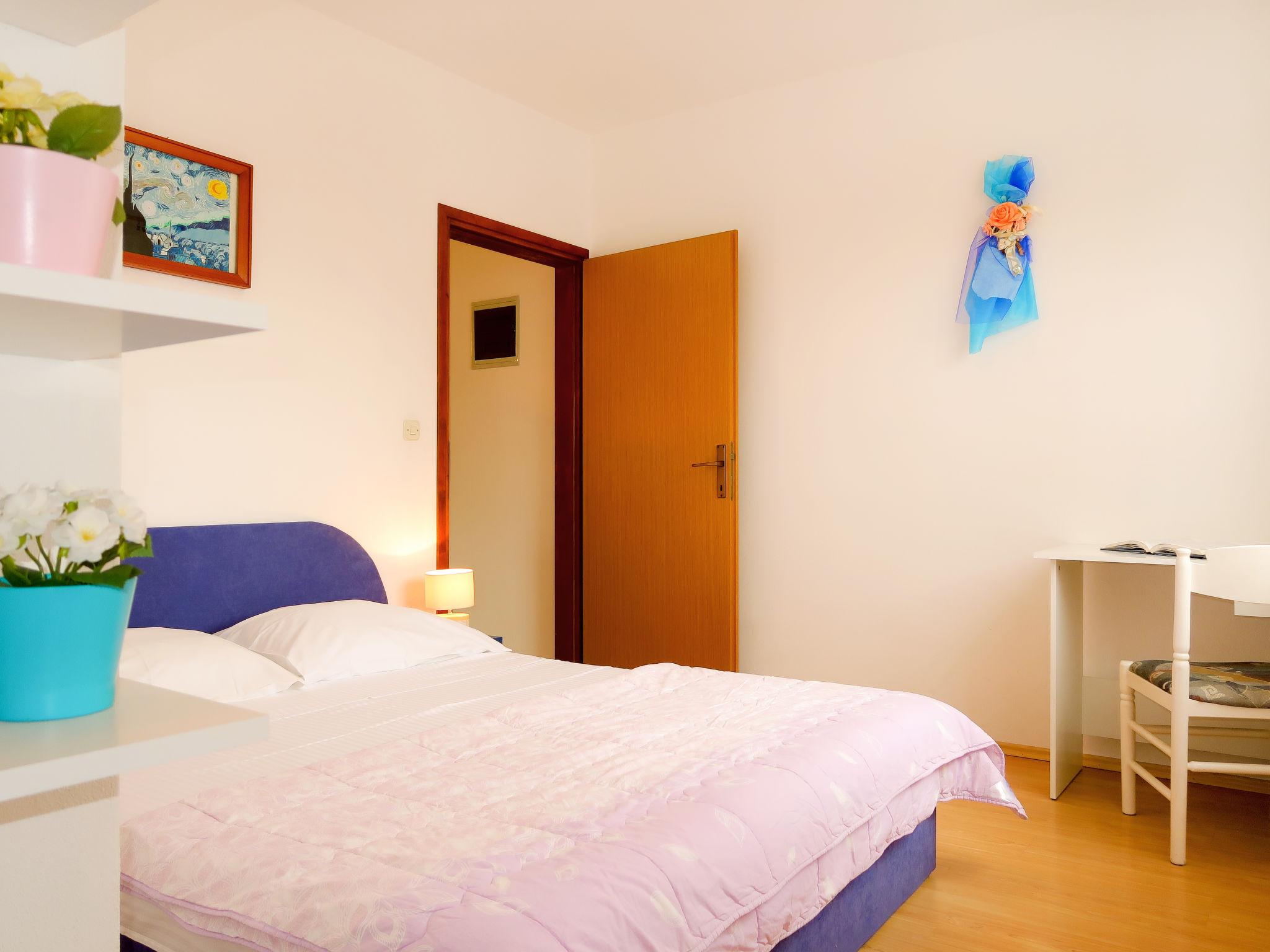 Foto 12 - Appartamento con 2 camere da letto a Krk con giardino e vista mare