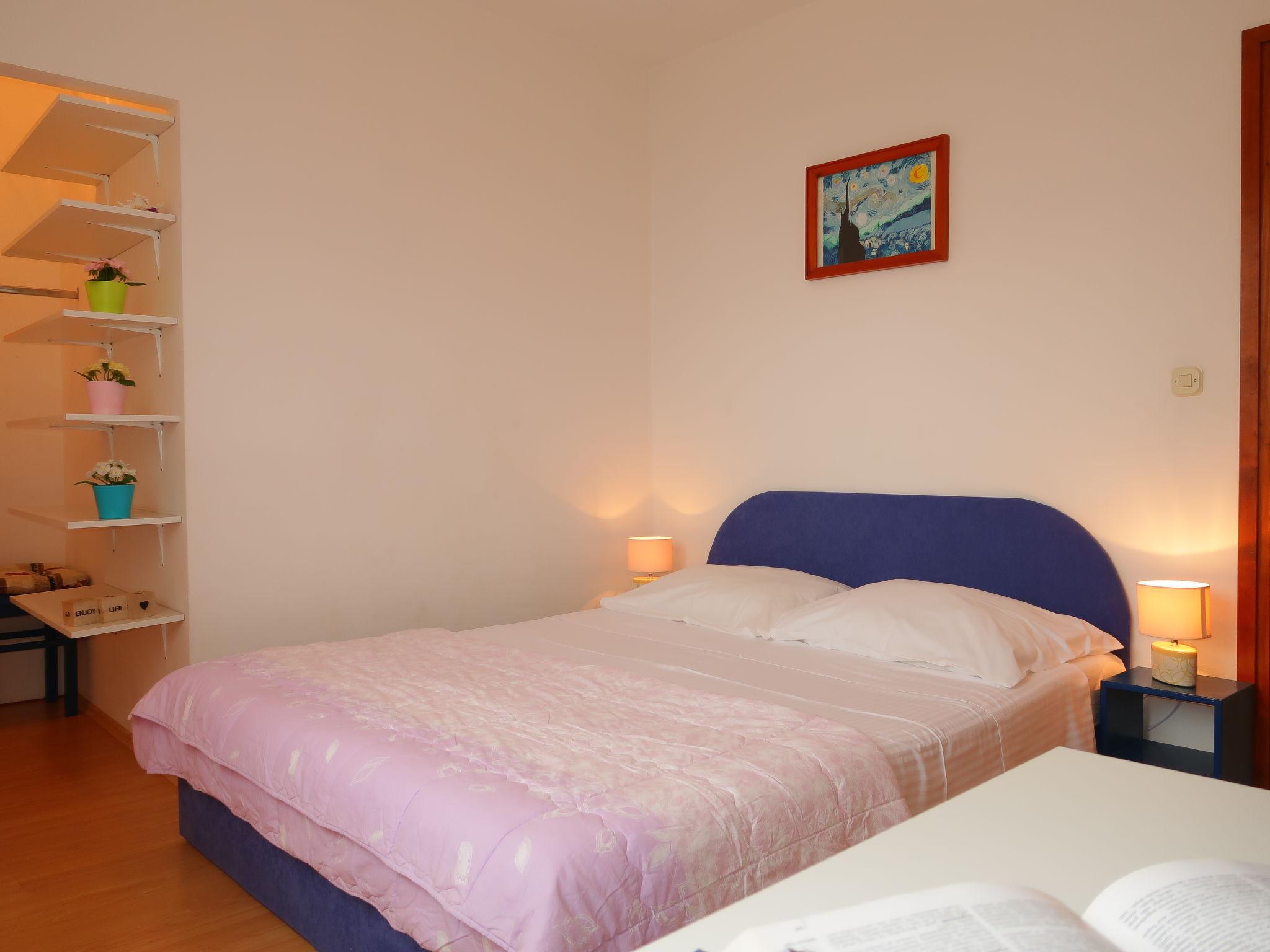Foto 10 - Appartamento con 2 camere da letto a Krk con giardino e vista mare